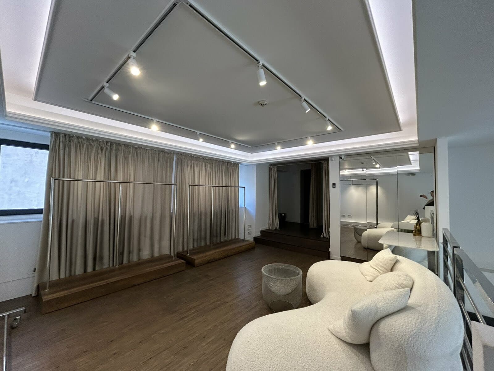 Деловен простор со галерија 90м2 во Центар - За Изнајмување - Центар - Слика 4