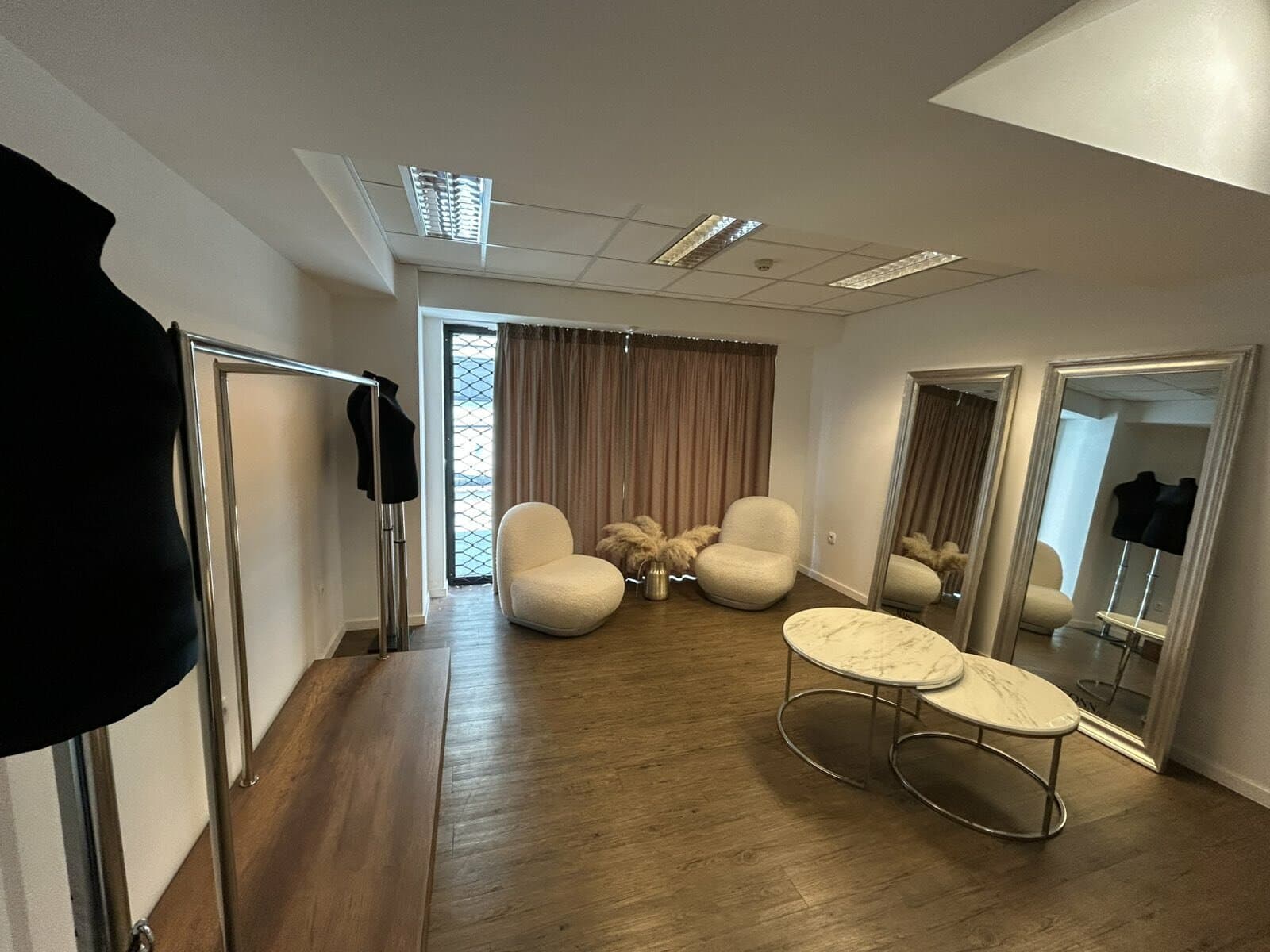 Деловен простор со галерија 90м2 во Центар - За Изнајмување - Центар - Слика 9