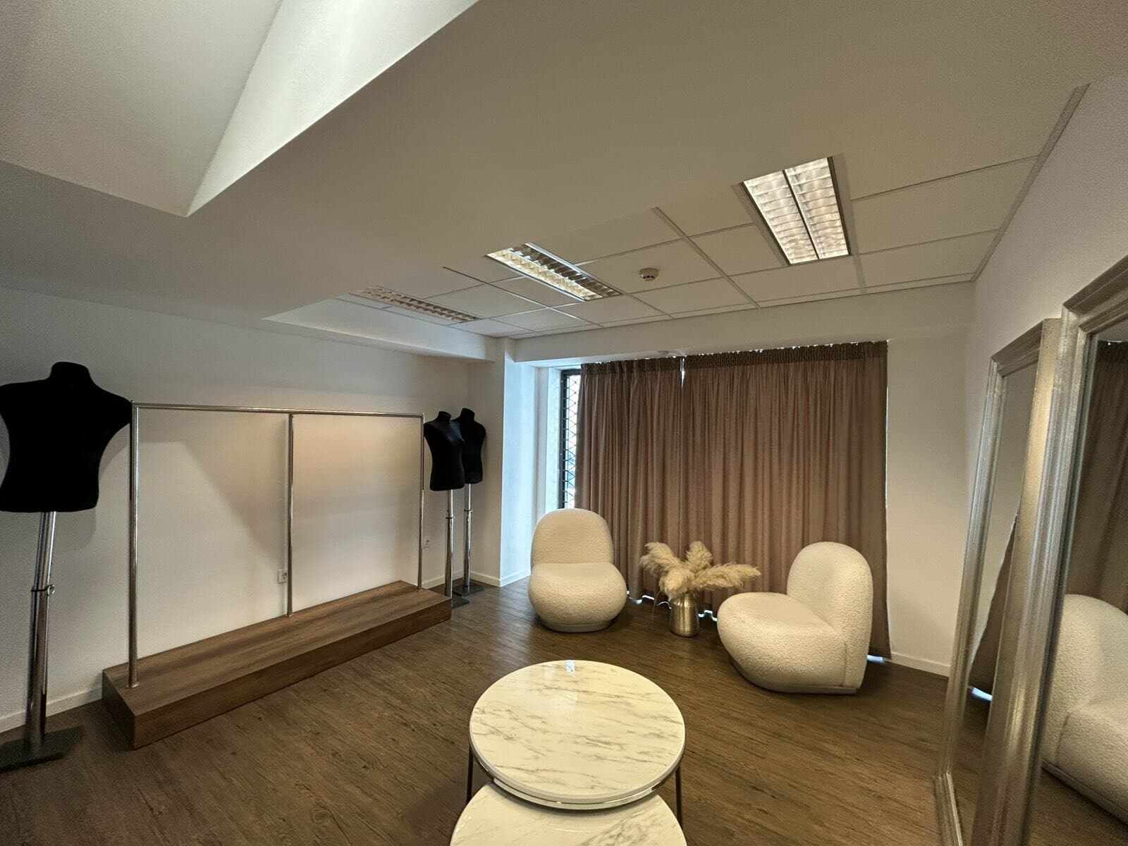 Деловен простор со галерија 90м2 во Центар - За Изнајмување - Центар - Слика 10