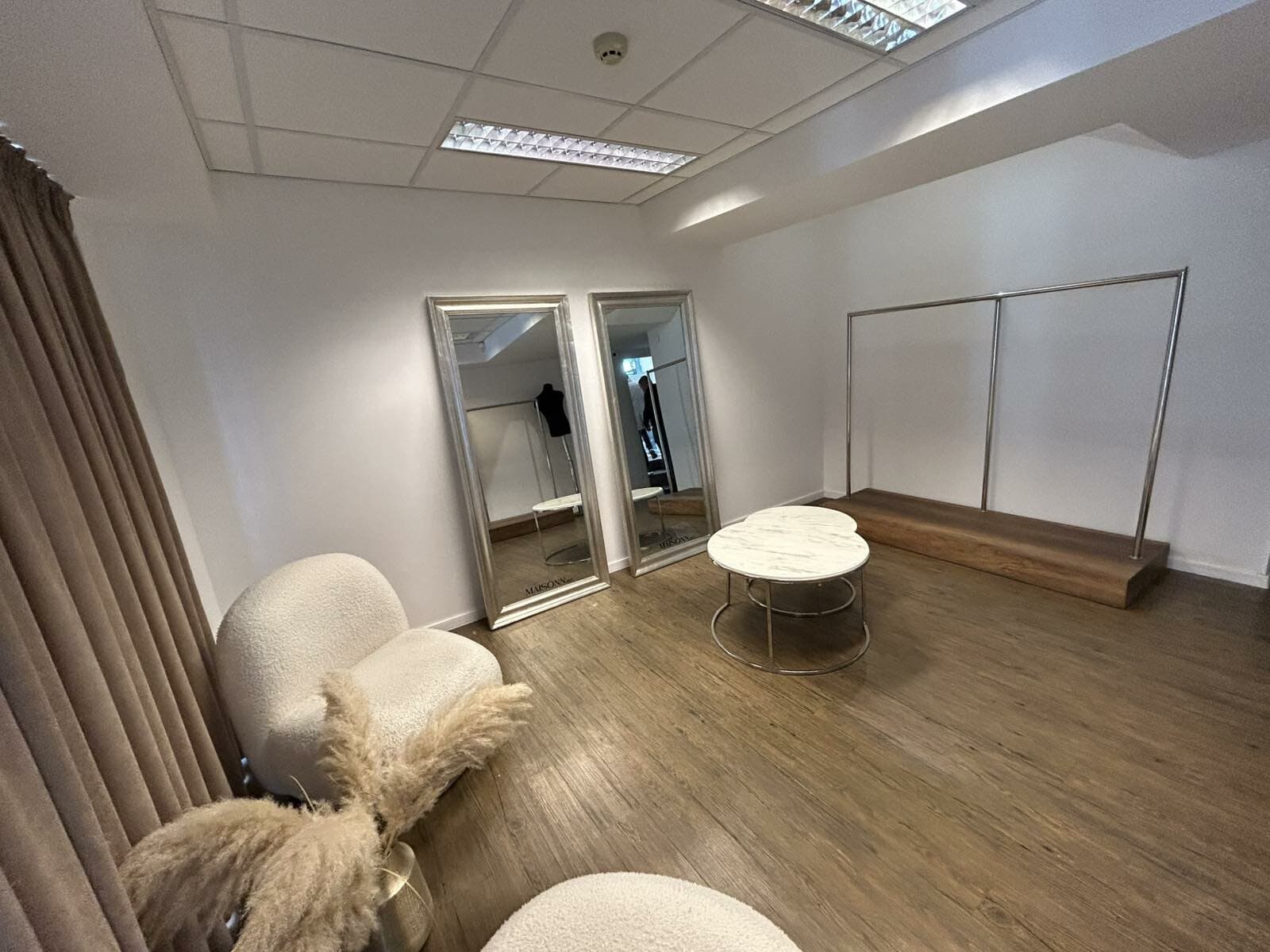 Деловен простор со галерија 90м2 во Центар - За Изнајмување - Центар - Слика 11