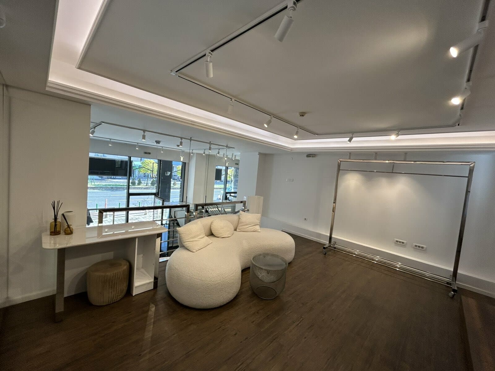 Деловен простор со галерија 90м2 во Центар - За Изнајмување - Центар - Слика 7