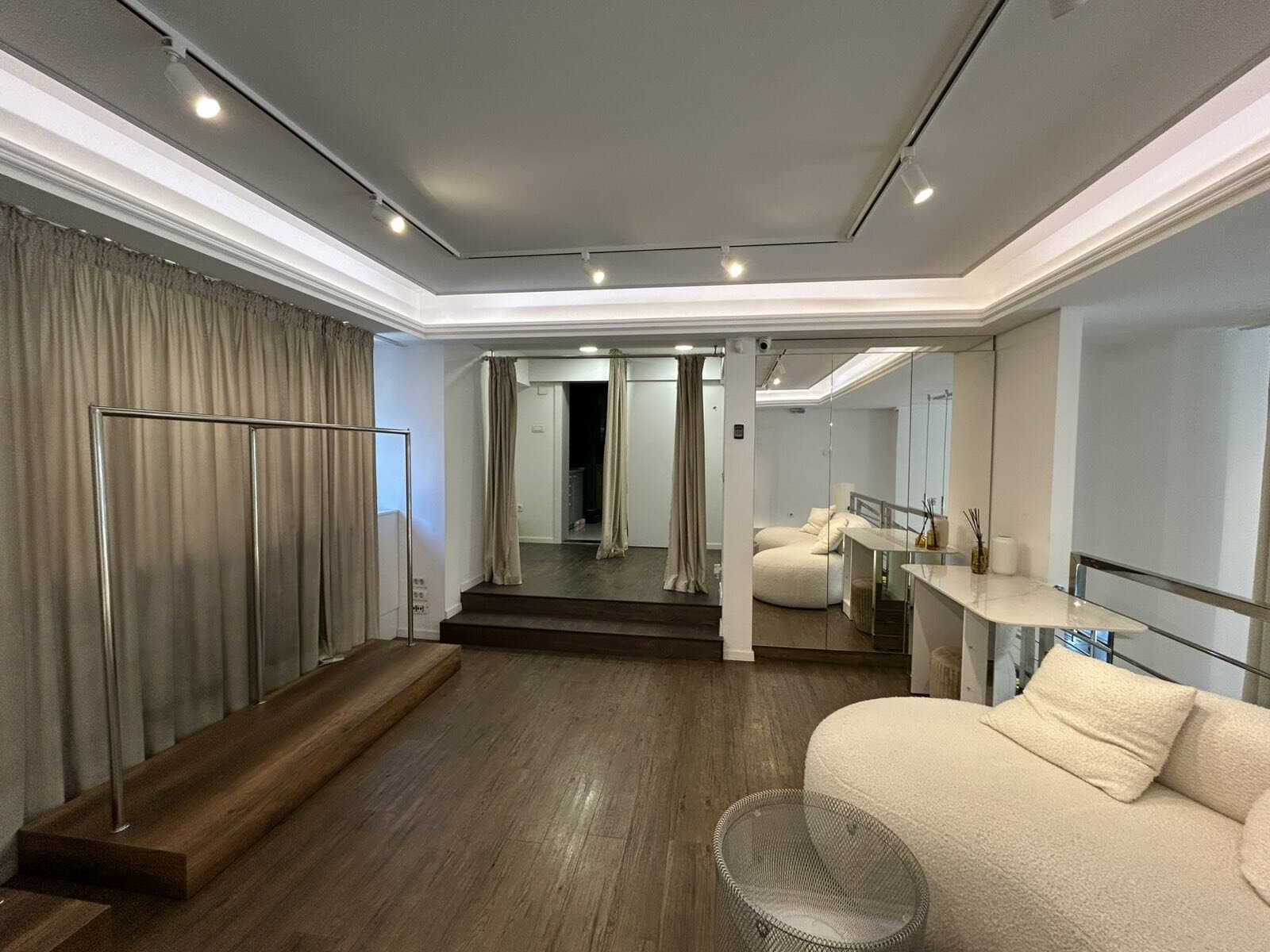 Деловен простор со галерија 90м2 во Центар - За Изнајмување - Центар - Слика 5