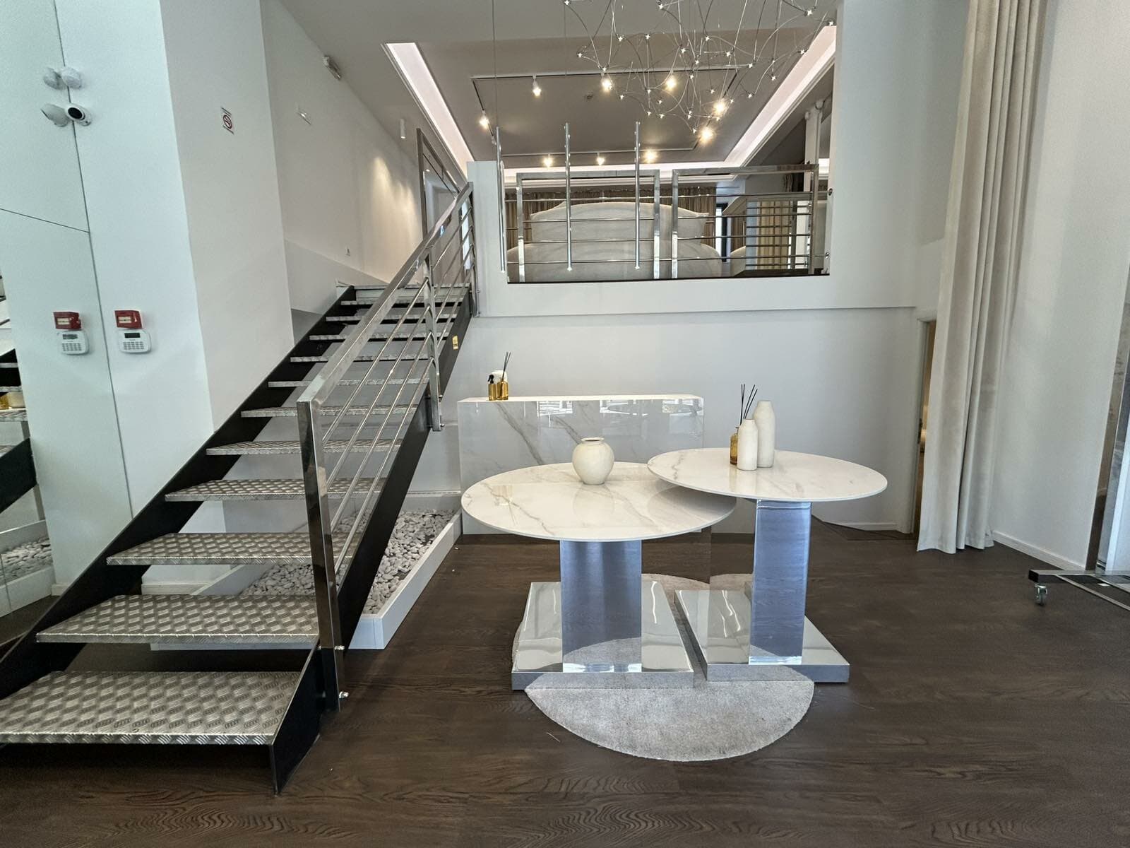 Деловен простор со галерија 90м2 во Центар - За Изнајмување - Центар - Слика 2