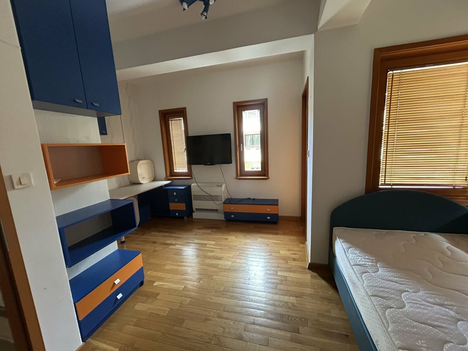 Пространа куќа 300м2 со двор во Козле - За Изнајмување - Карпош - Слика 9