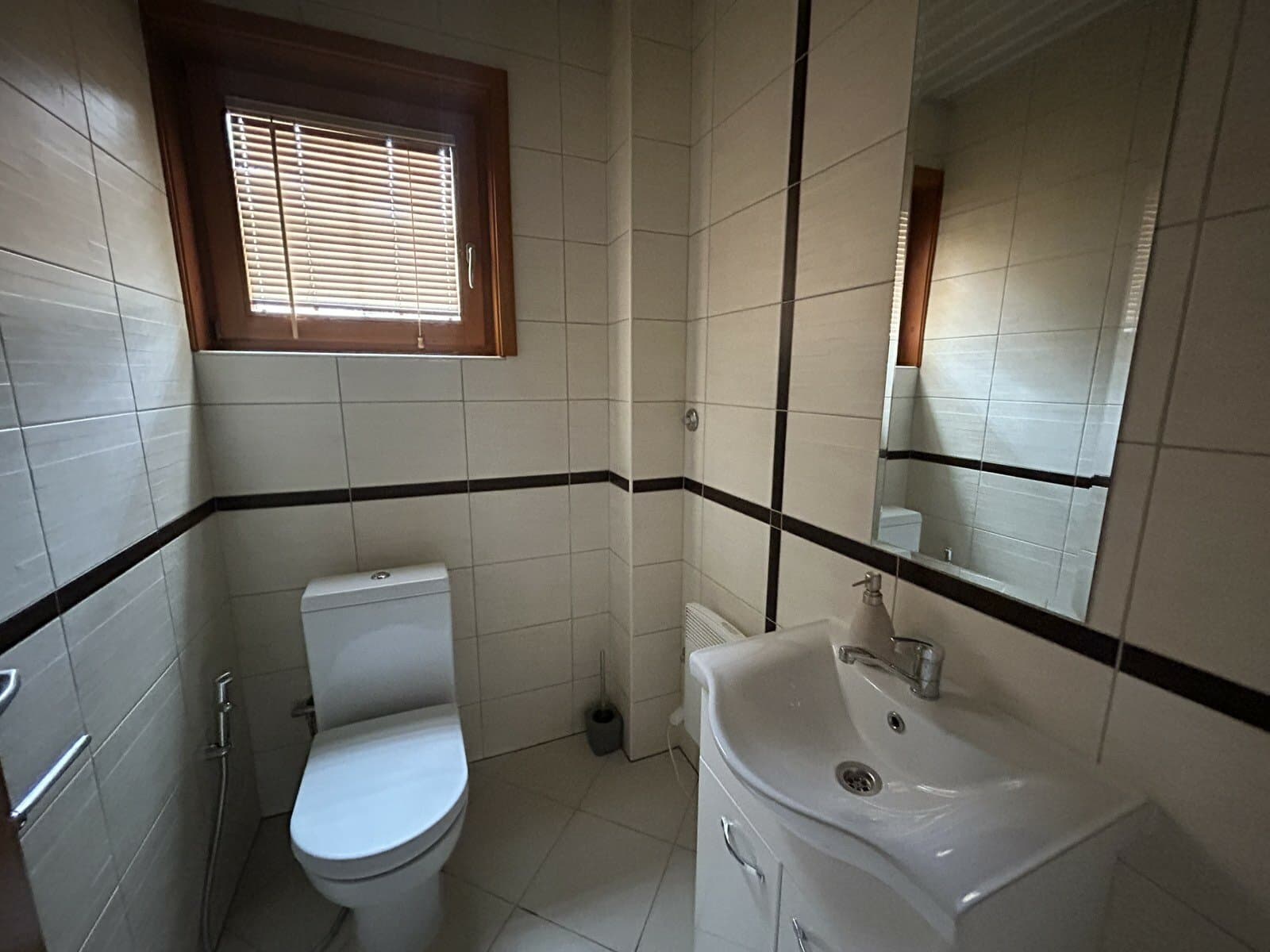 Пространа куќа 300м2 со двор во Козле - За Изнајмување - Карпош - Слика 16