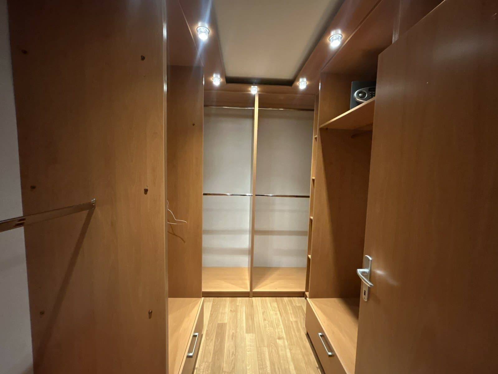 Пространа куќа 300м2 со двор во Козле - За Изнајмување - Карпош - Слика 18