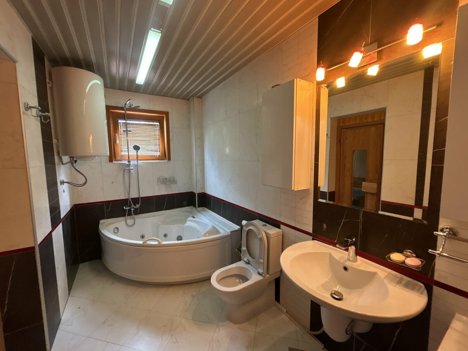 Пространа куќа 300м2 со двор во Козле - За Изнајмување - Карпош - Слика 19