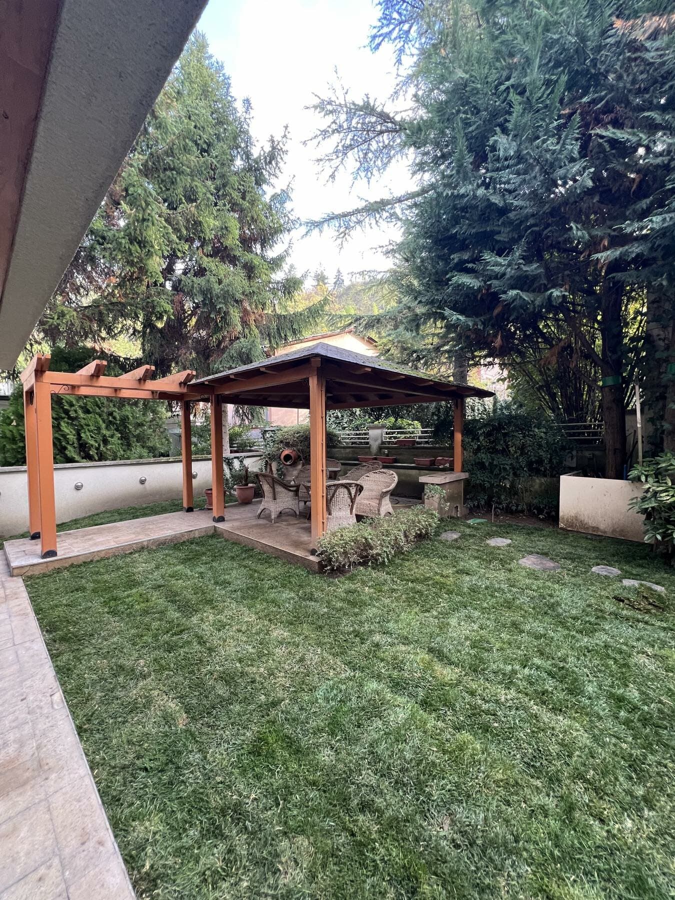 Пространа куќа 300м2 со двор во Козле - За Изнајмување - Карпош - Слика 32