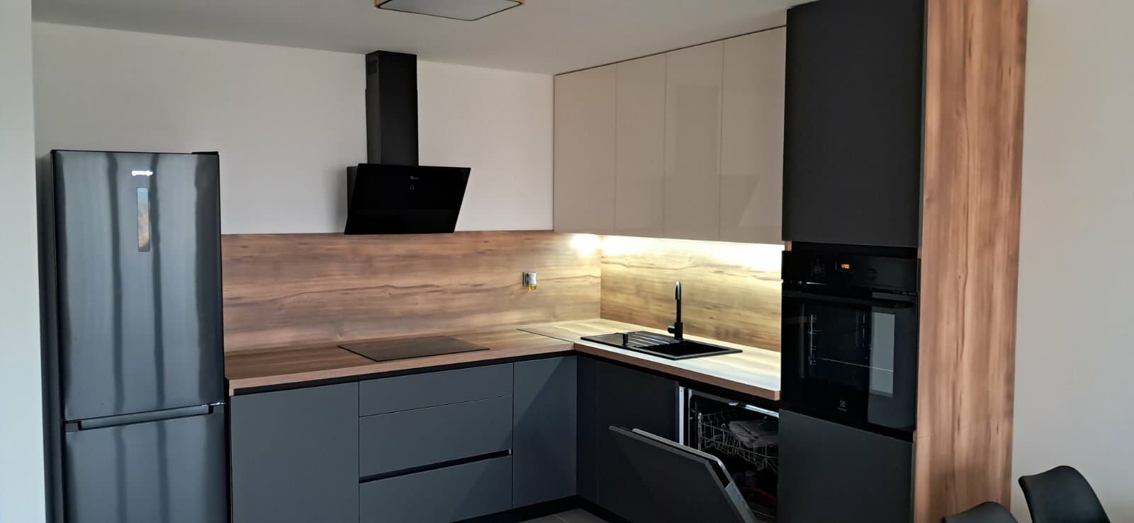 Комплетно опремен стан 66м2 во Џевахир - За Изнајмување - Аеродром - Слика 7