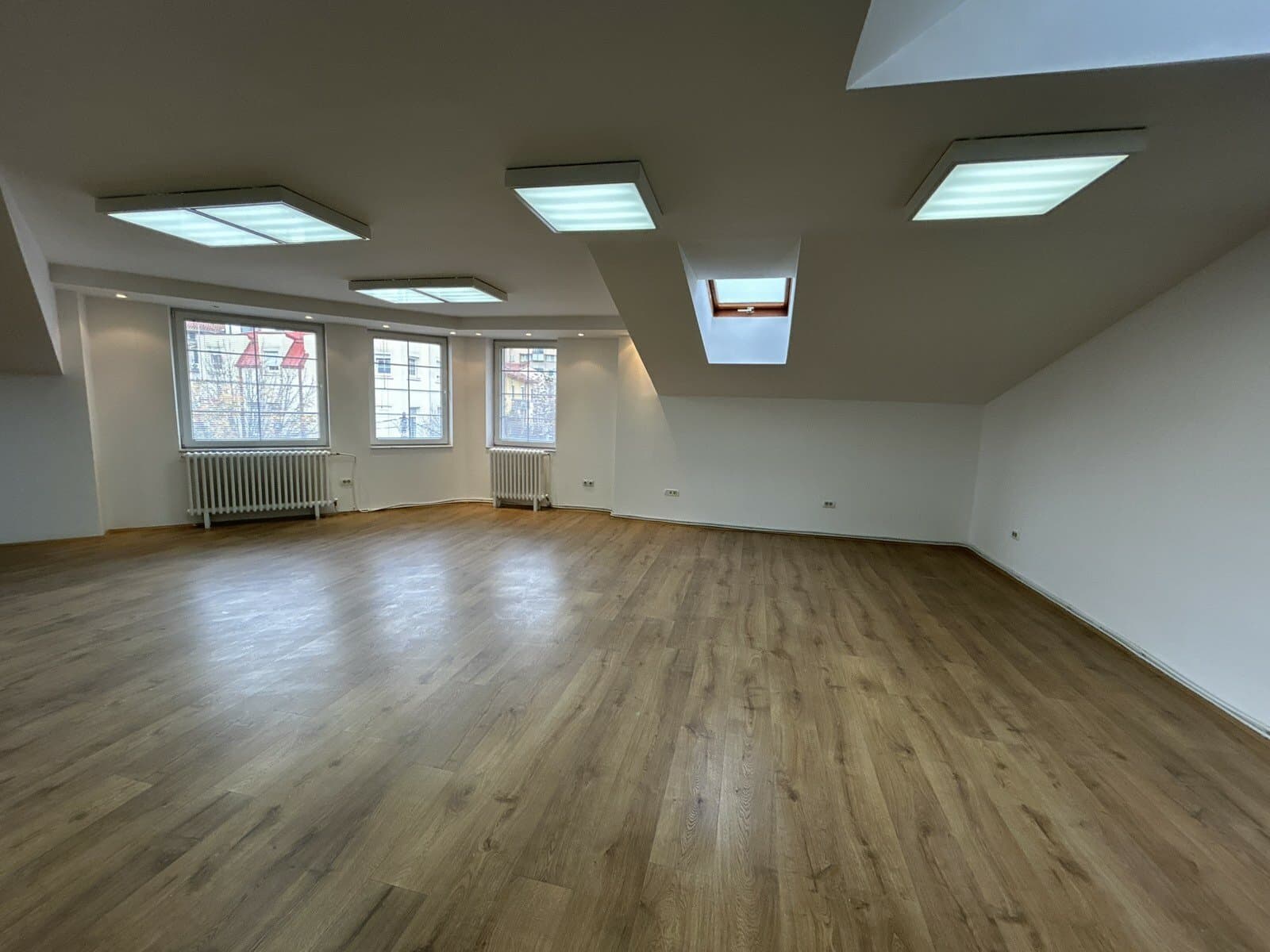 Деловен простор 317м2 во Дебар Маало - За Изнајмување - Центар - Слика 1