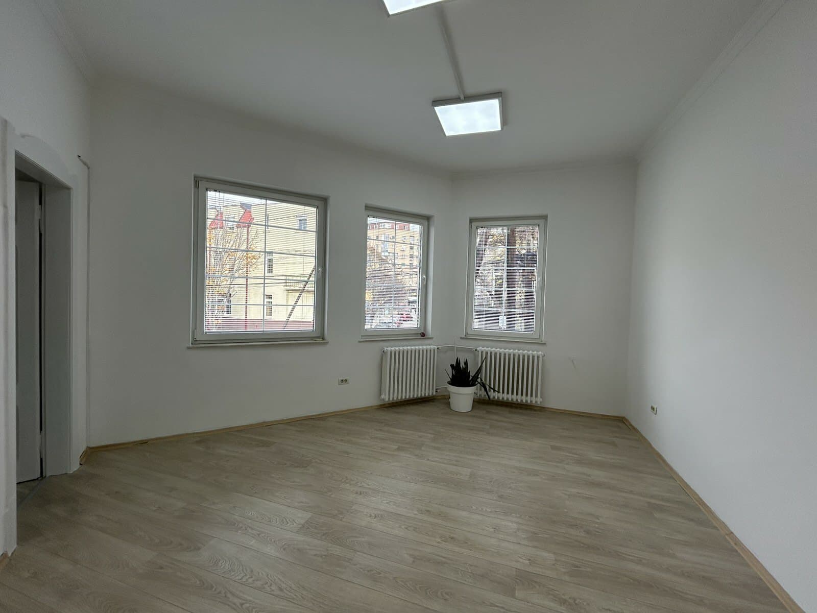 Деловен простор 317м2 во Дебар Маало - За Изнајмување - Центар - Слика 11