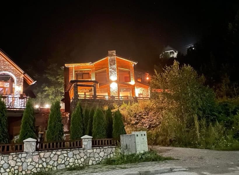 Kуќа 260m2 со панорамски поглед кон езеро - За Продажба - Маврово