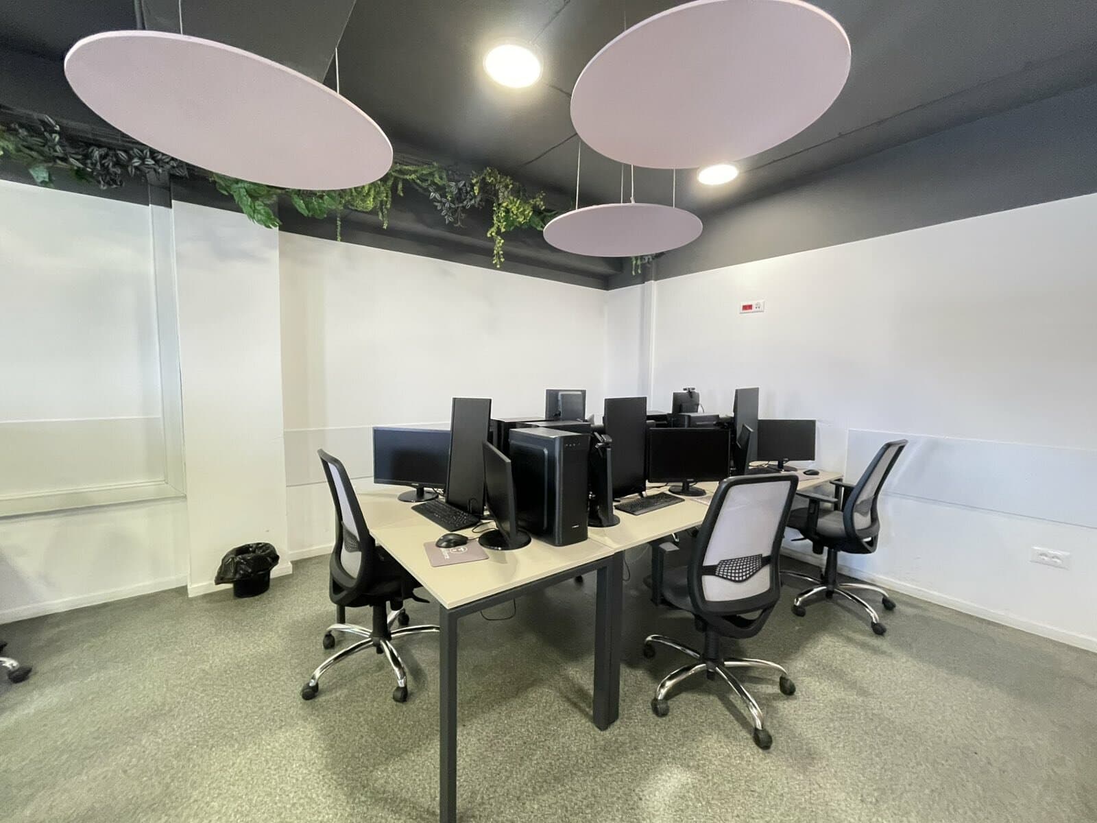 Се изнајмува деловен простор во бизнис центар - За Изнајмување - Карпош - Слика 13