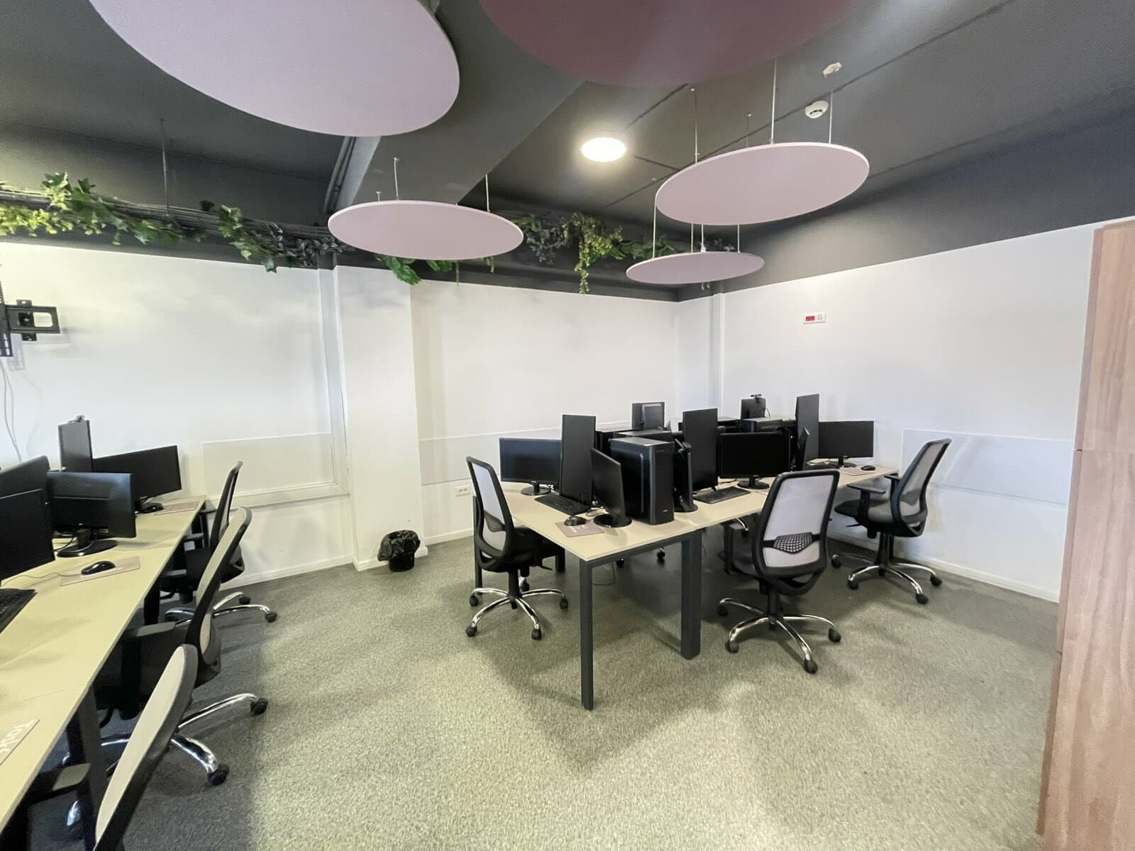 Се изнајмува деловен простор во бизнис центар - За Изнајмување - Карпош - Слика 14