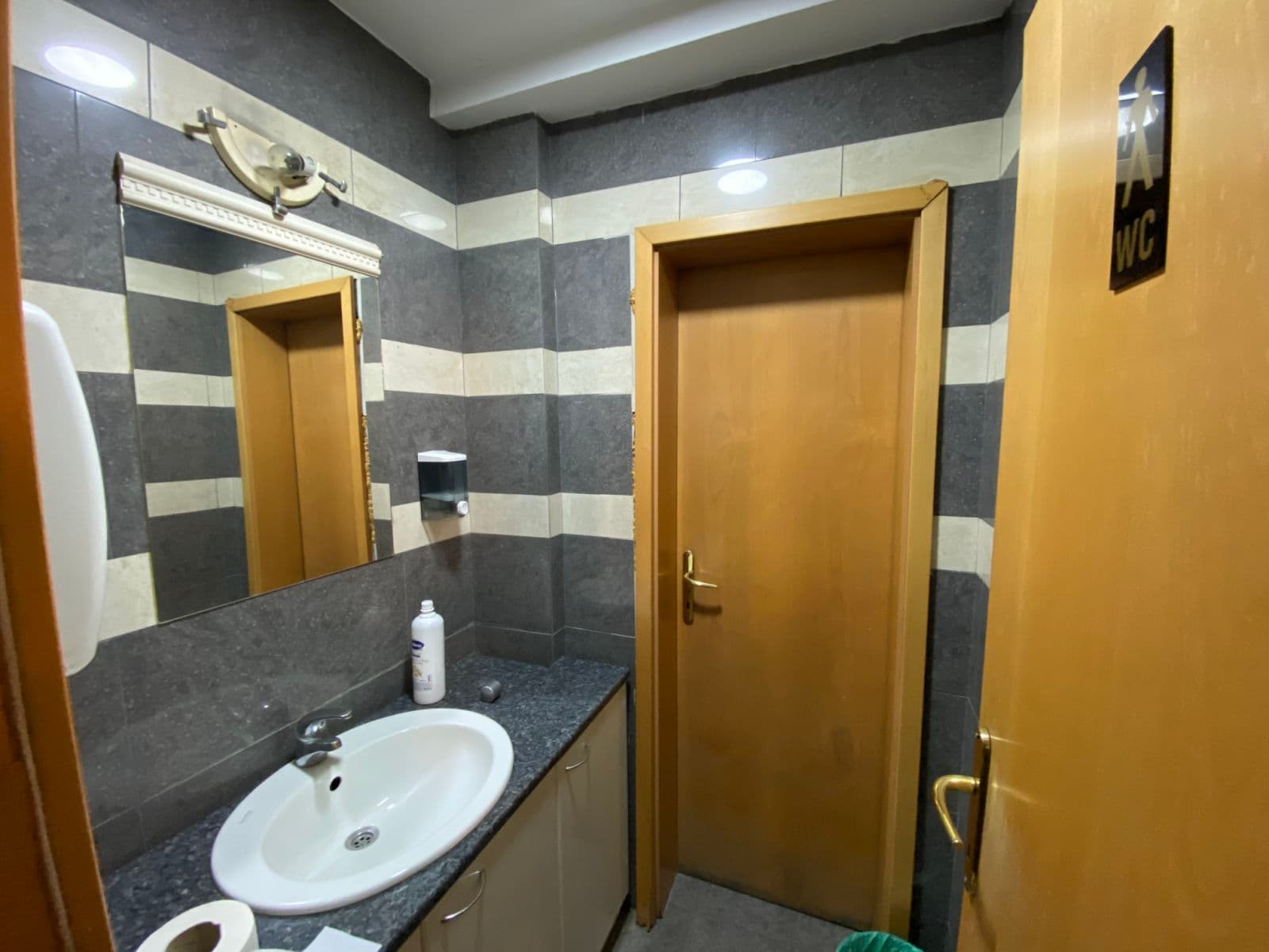 Се изнајмува деловен простор во Центар - За Изнајмување - Центар - Слика 11