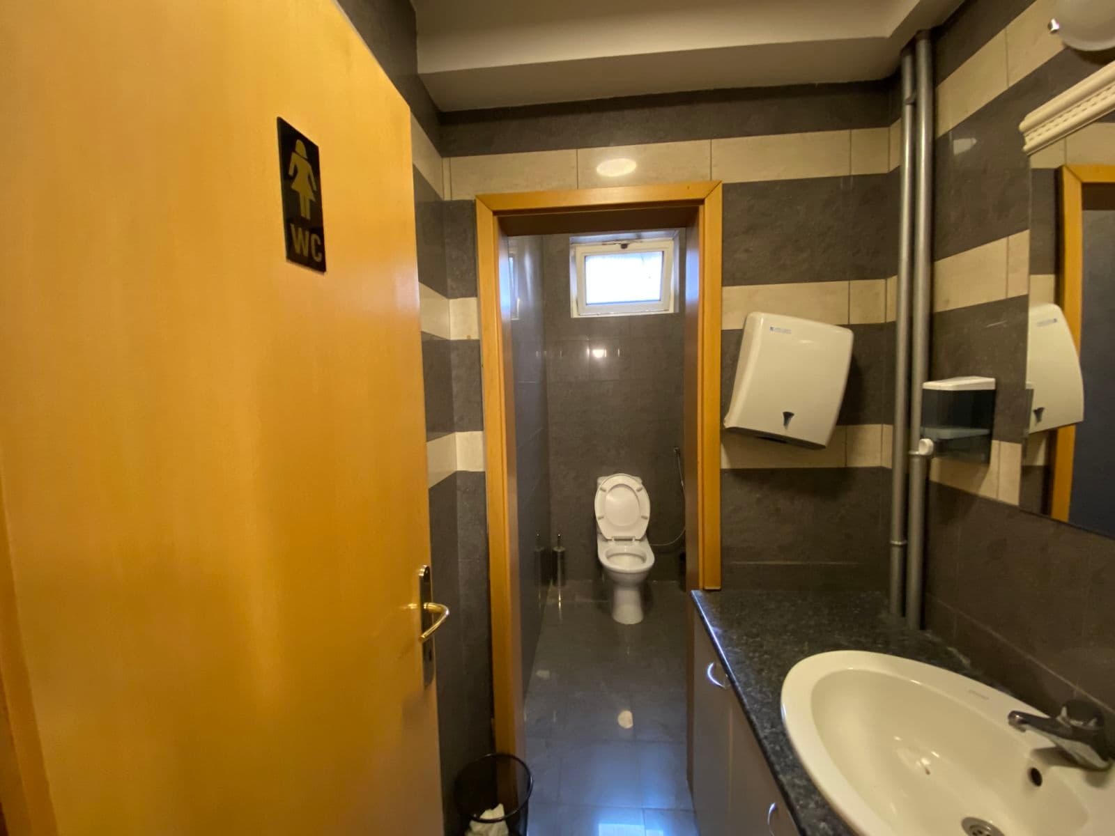 Се изнајмува деловен простор во Центар - За Изнајмување - Центар - Слика 12