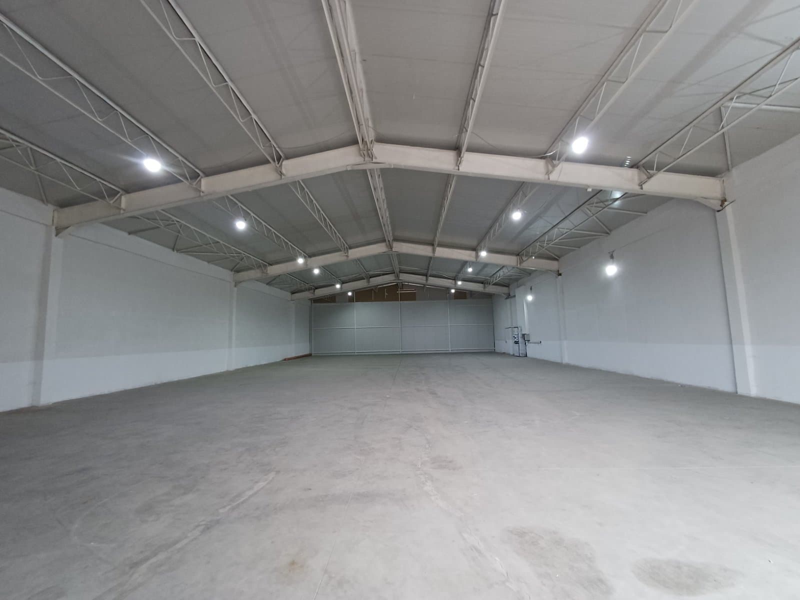 Магацин 600м2 во Гази Баба - За Изнајмување - Гази Баба