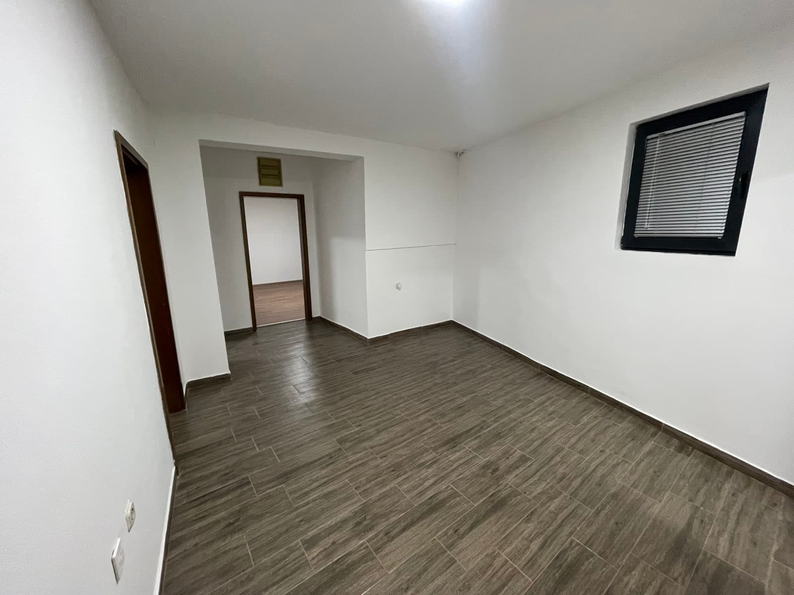 Се изнајмува деловен простор во Кисела Вода - За Изнајмување - Кисела Вода - Слика 4