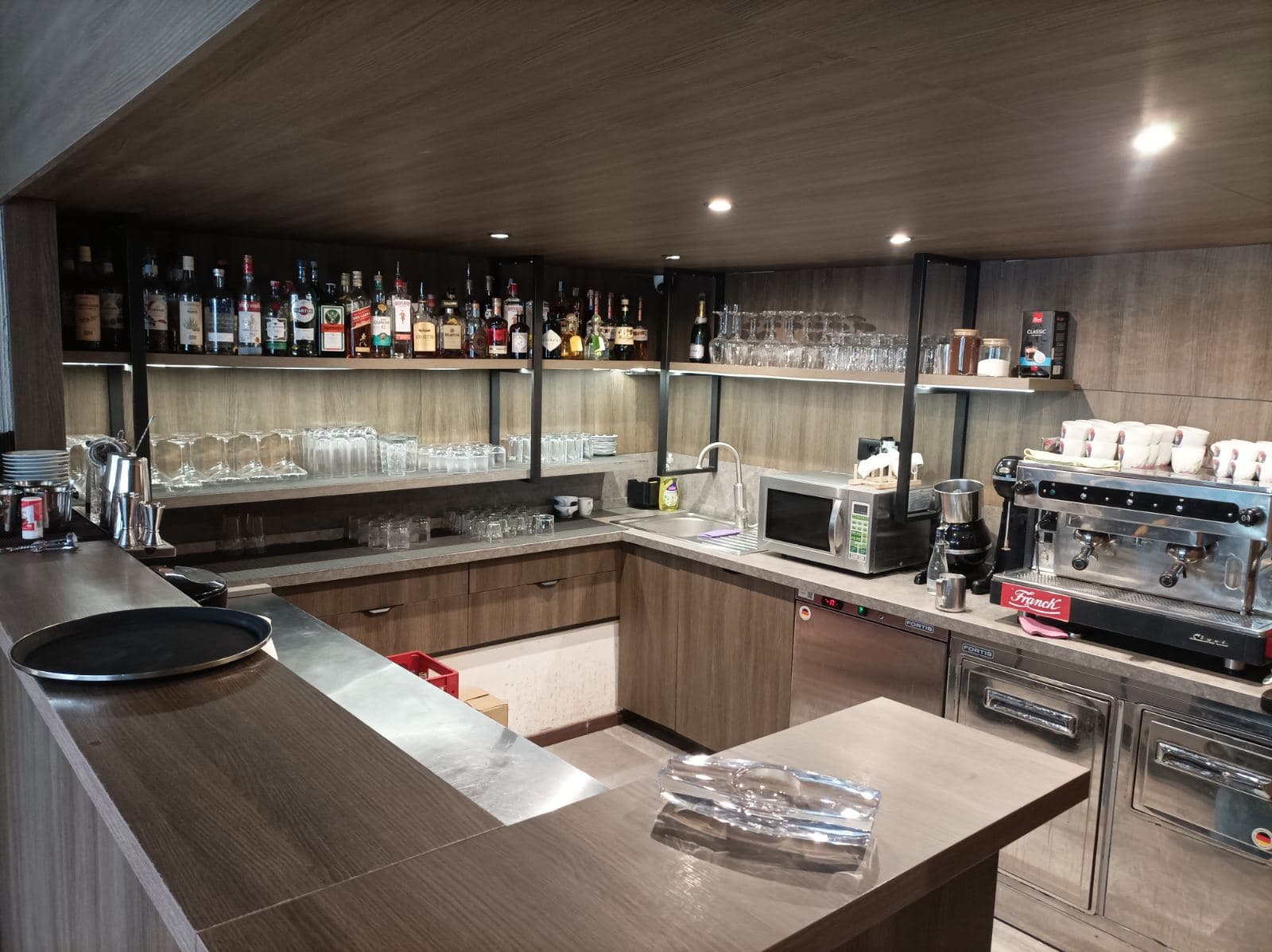 Се изнајмува целосно опремено кафуле во Центар - За Изнајмување - Центар - Слика 5