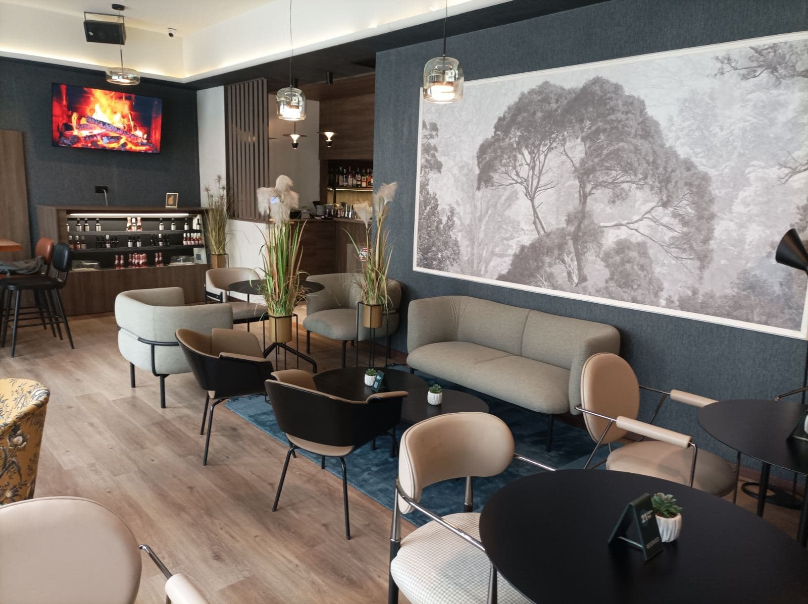 Се изнајмува целосно опремено кафуле во Центар - За Изнајмување - Центар - Слика 2