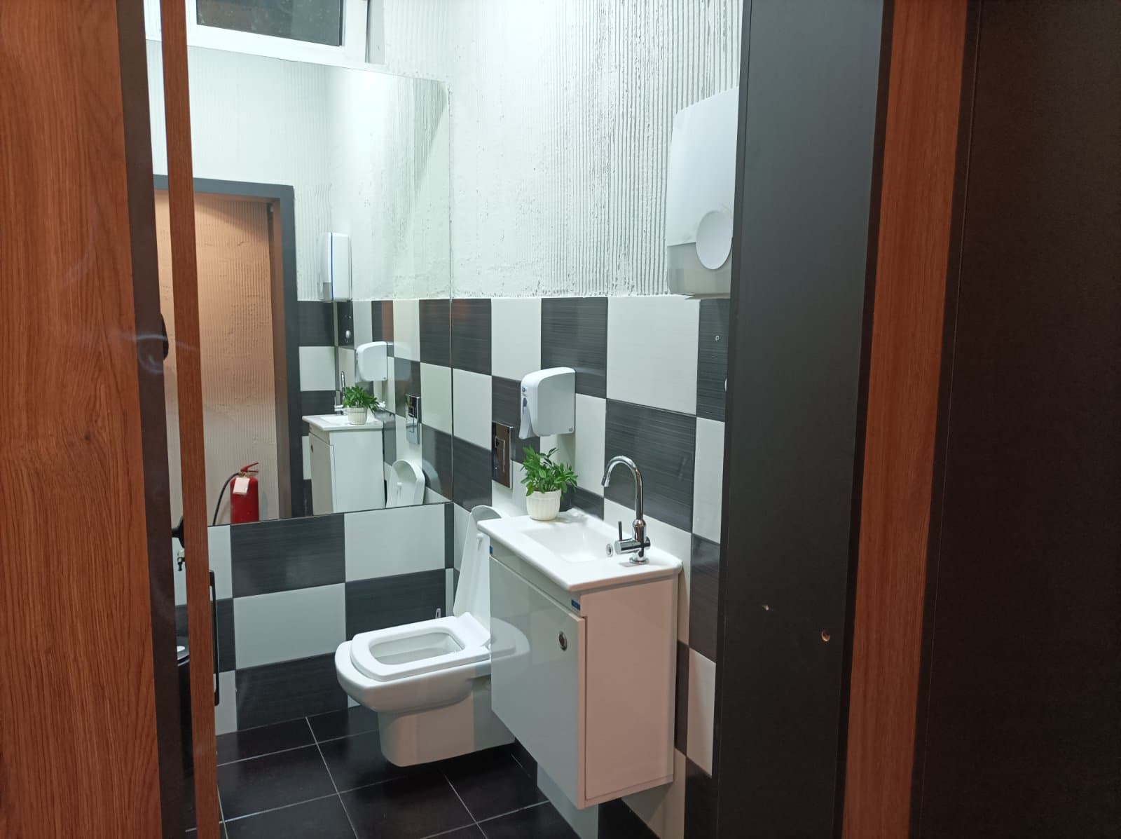 Се изнајмува целосно опремено кафуле во Центар - За Изнајмување - Центар - Слика 7