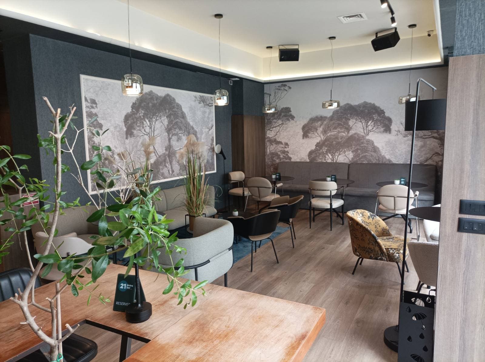 Се изнајмува целосно опремено кафуле во Центар - За Изнајмување - Центар - Слика 1