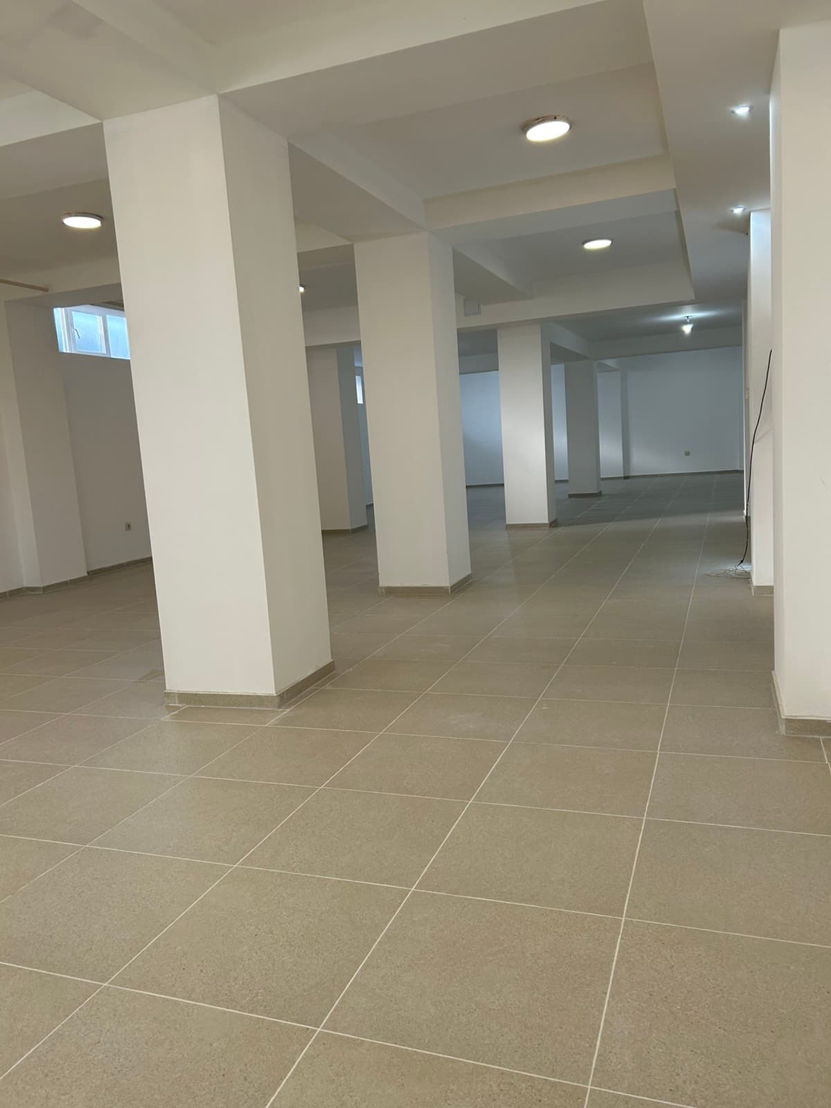 Се изнајмува деловен простор во Центар - За Изнајмување - Центар - Слика 3