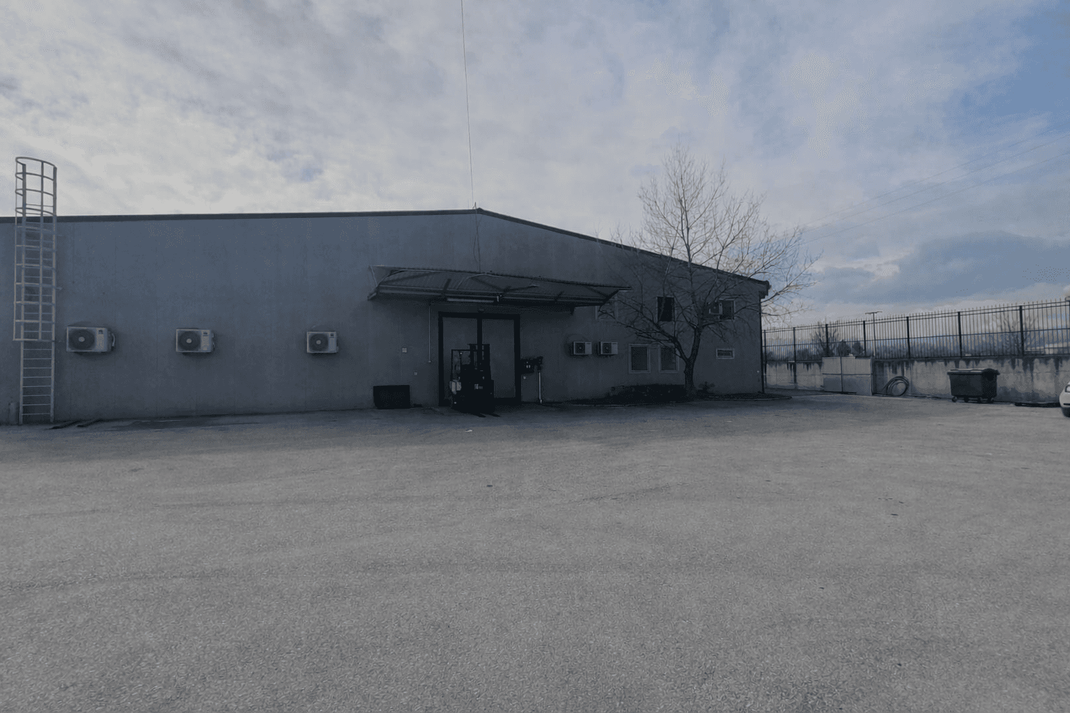 Магацин од 950м2 во индустриска зона Визбегово - За Изнајмување - Бутел - Слика 4