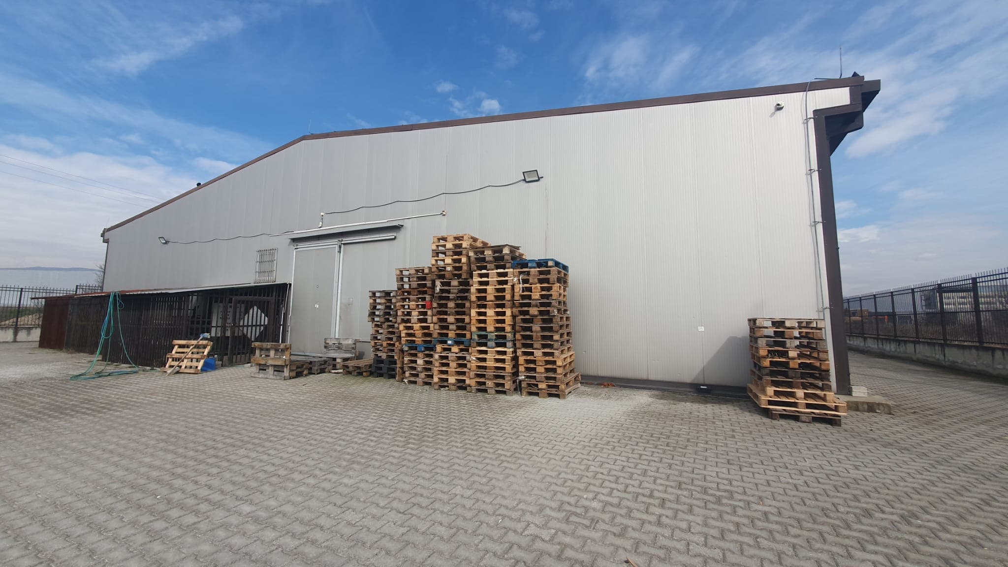 Магацин од 950м2 во индустриска зона Визбегово - За Изнајмување - Бутел - Слика 7