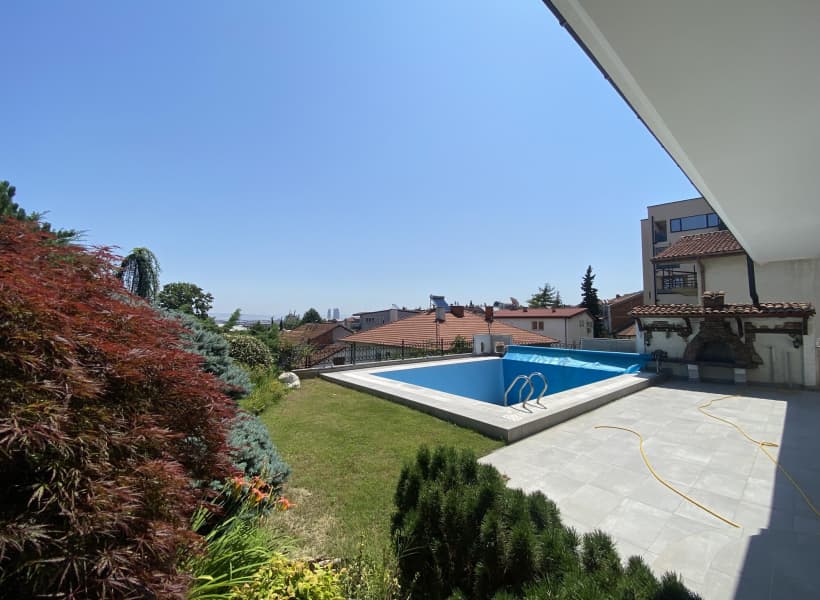 Beautiful house with spacious yard with swimming pool - 2