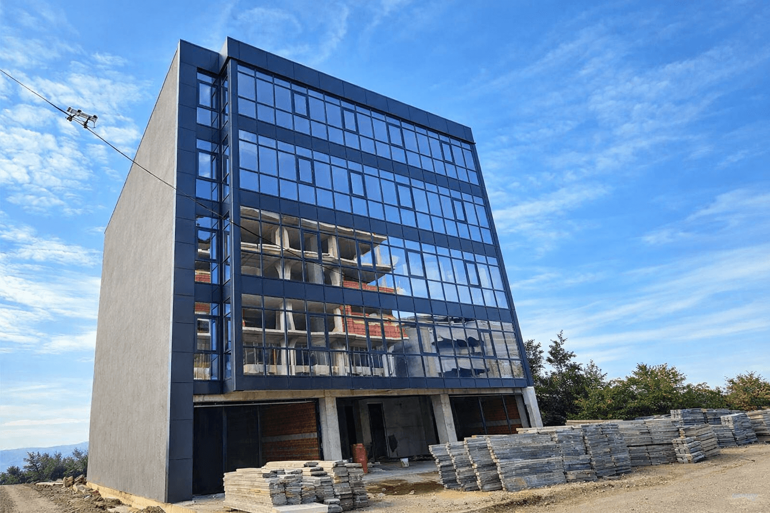 Business building for rent in Karposh - 2