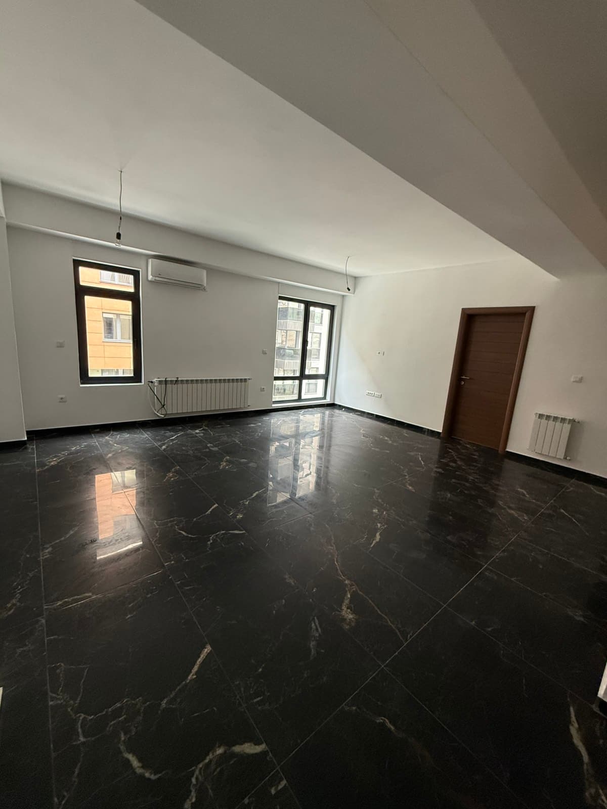 Се изнајмува деловен простор во Центар - За Изнајмување - Центар