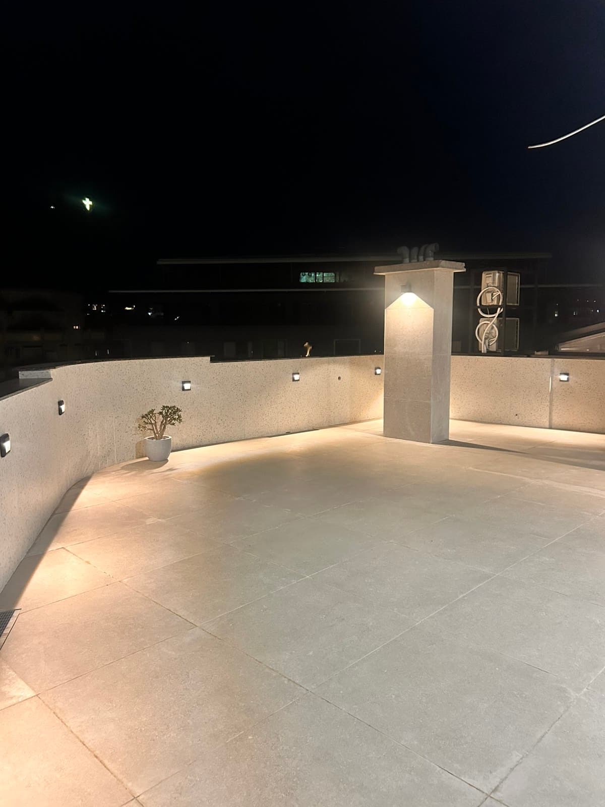 Пентхаус со rooftop тераса во Дебар Маало - За Продажба - Центар - Слика 14