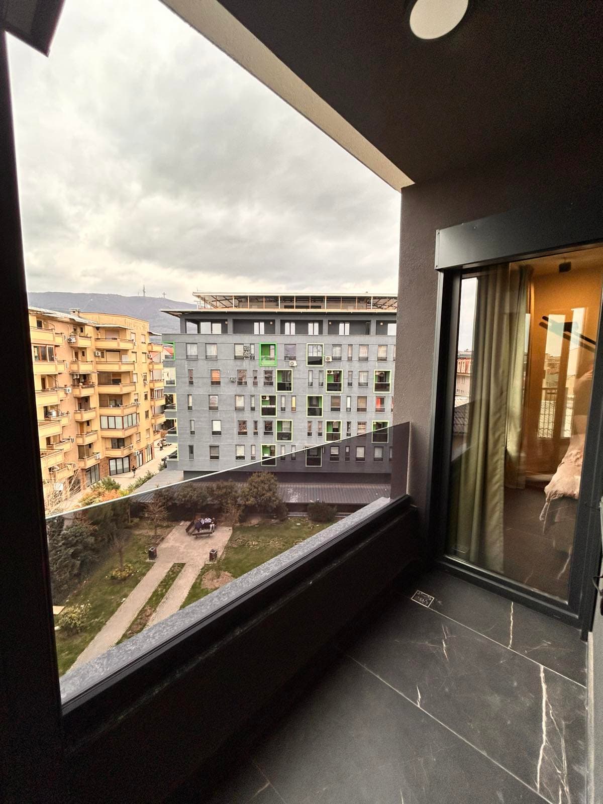 Пентхаус со rooftop тераса во Дебар Маало - За Продажба - Центар - Слика 10