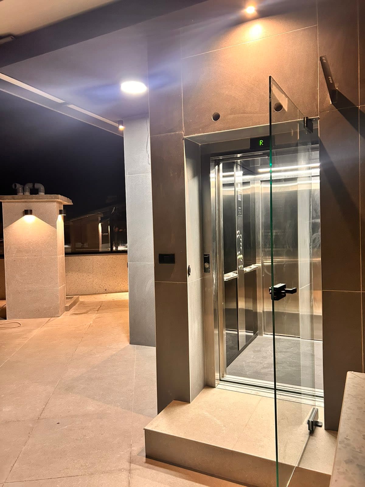 Пентхаус со rooftop тераса во Дебар Маало - За Продажба - Центар - Слика 12