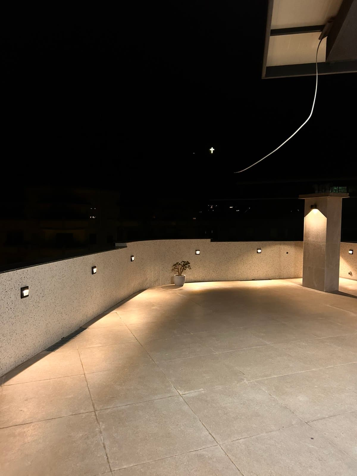 Пентхаус со rooftop тераса во Дебар Маало - За Продажба - Центар - Слика 16