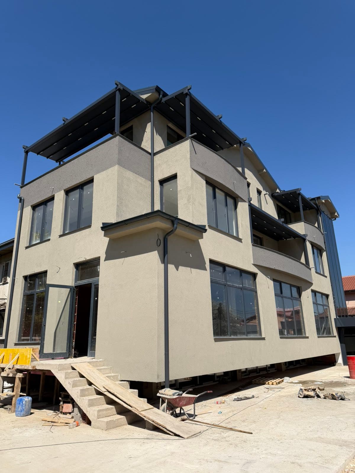 Се изнајмува деловен објект во Драчево - 2