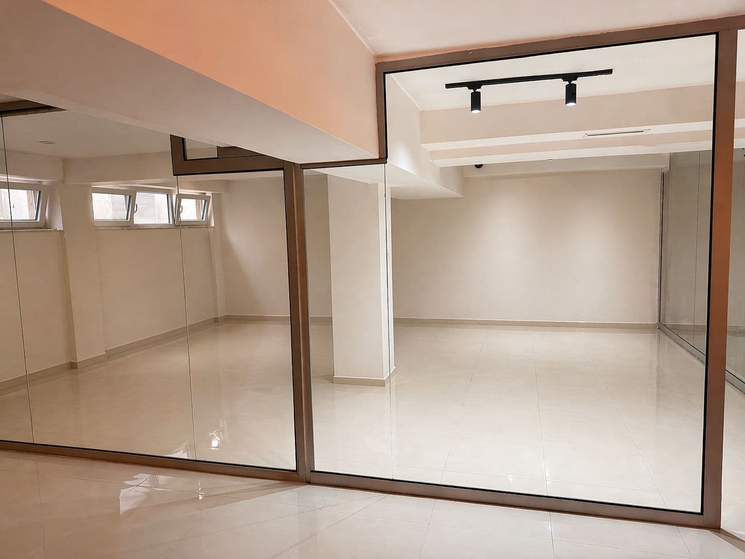 Се изнајмува деловен простор во Центар - За Изнајмување - Слика 5