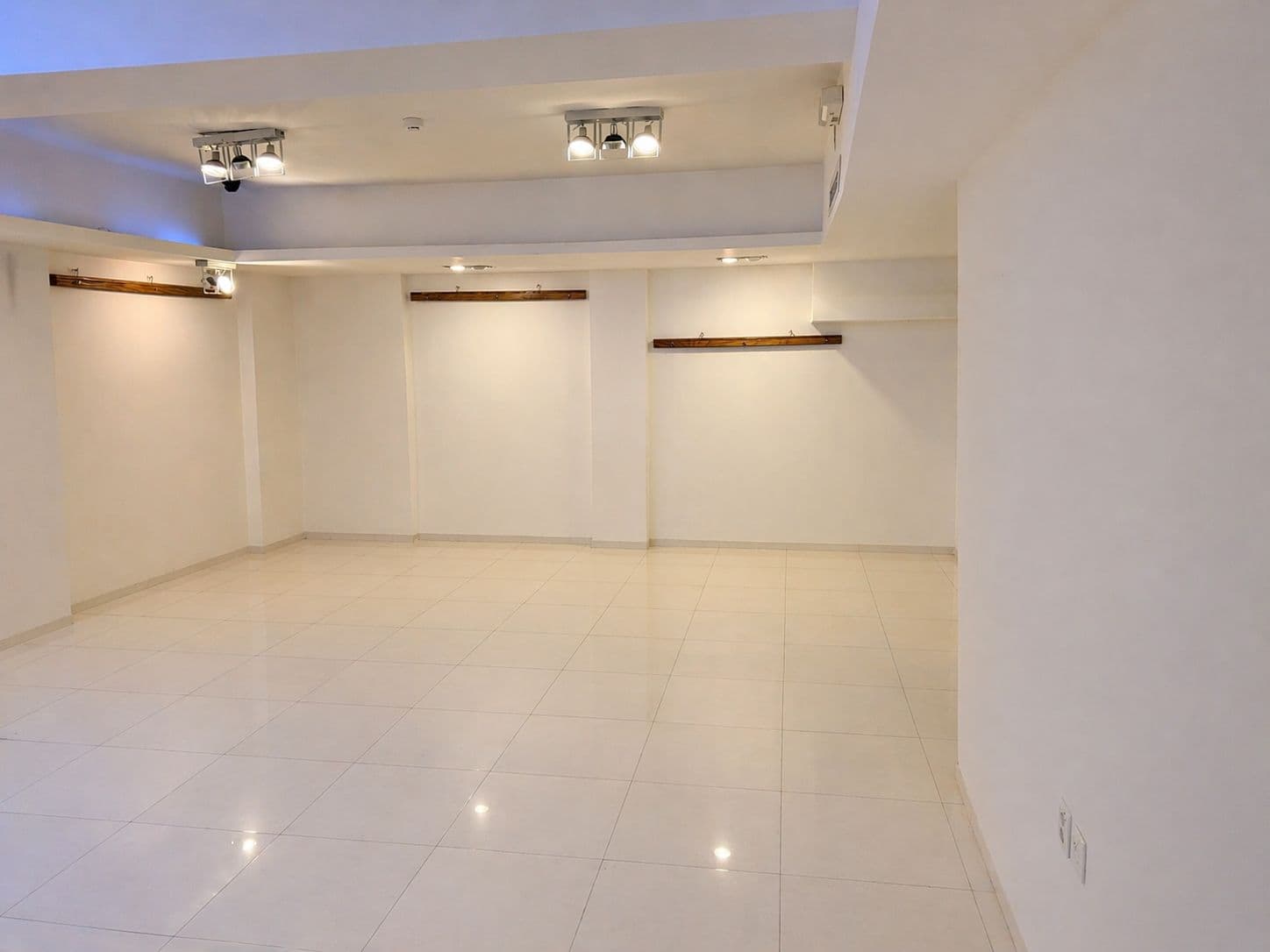 Се изнајмува деловен простор во Центар - За Изнајмување - Слика 7