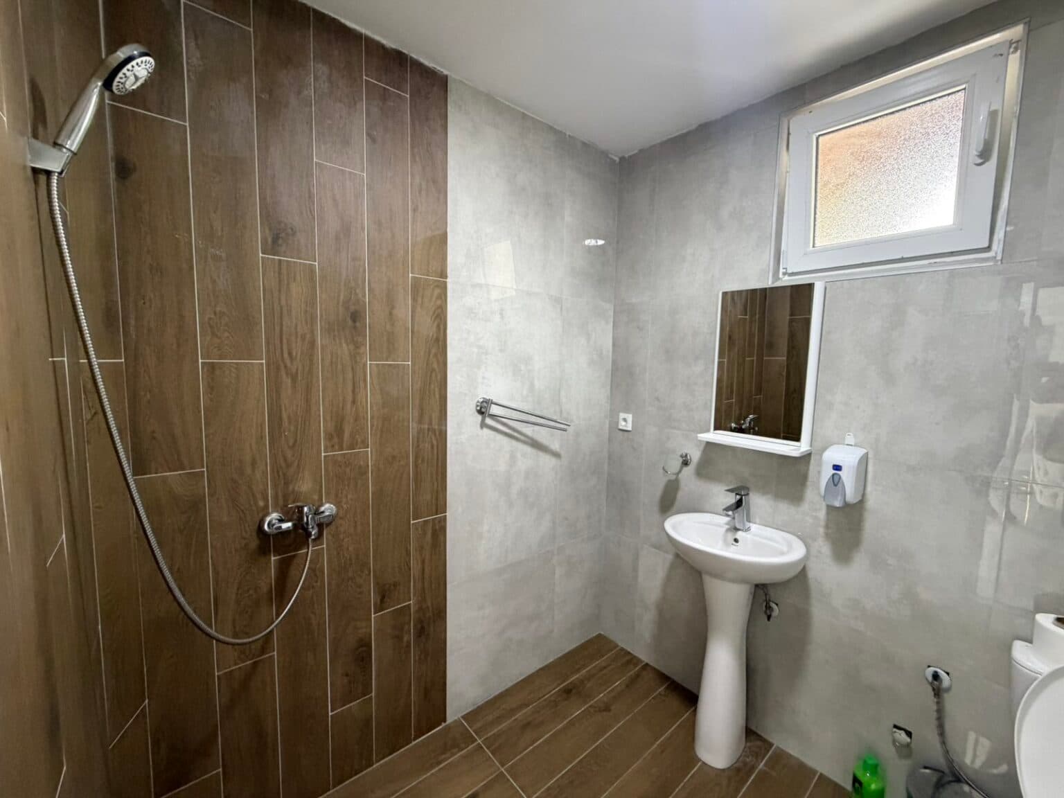 Куќа 240м2 со простран двор - За Изнајмување - Чучер - Сандево - Слика 12