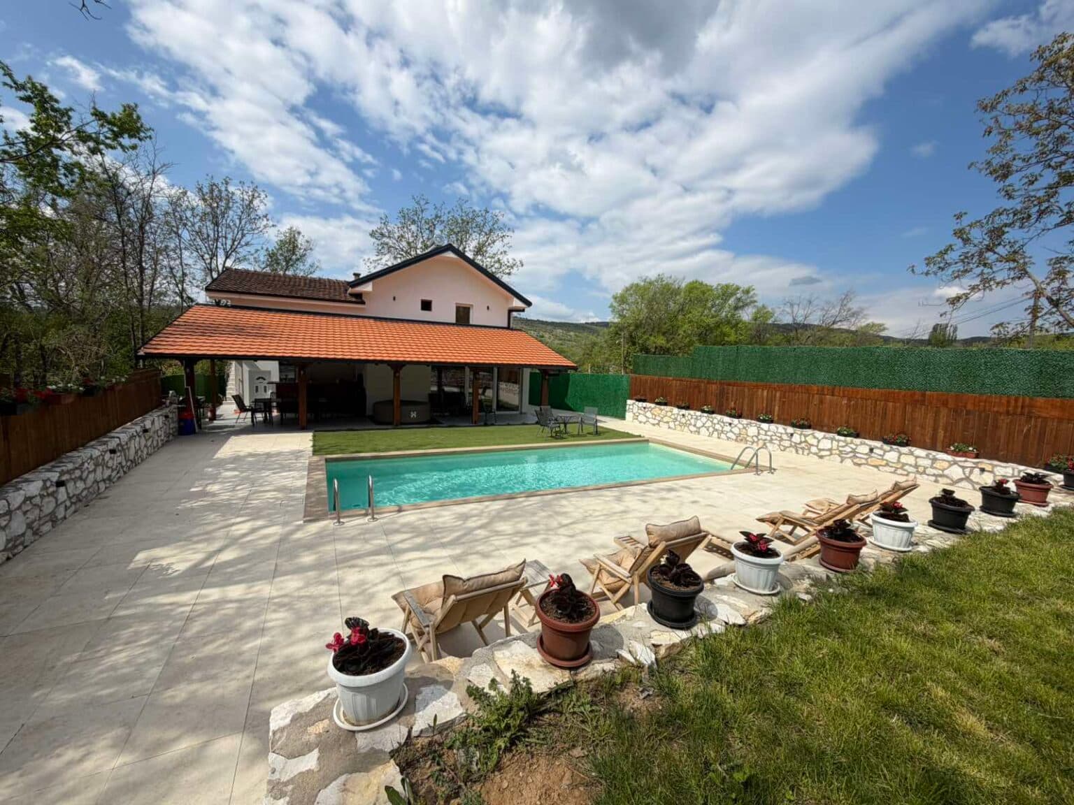 Куќа 240м2 со простран двор - За Изнајмување - Чучер - Сандево