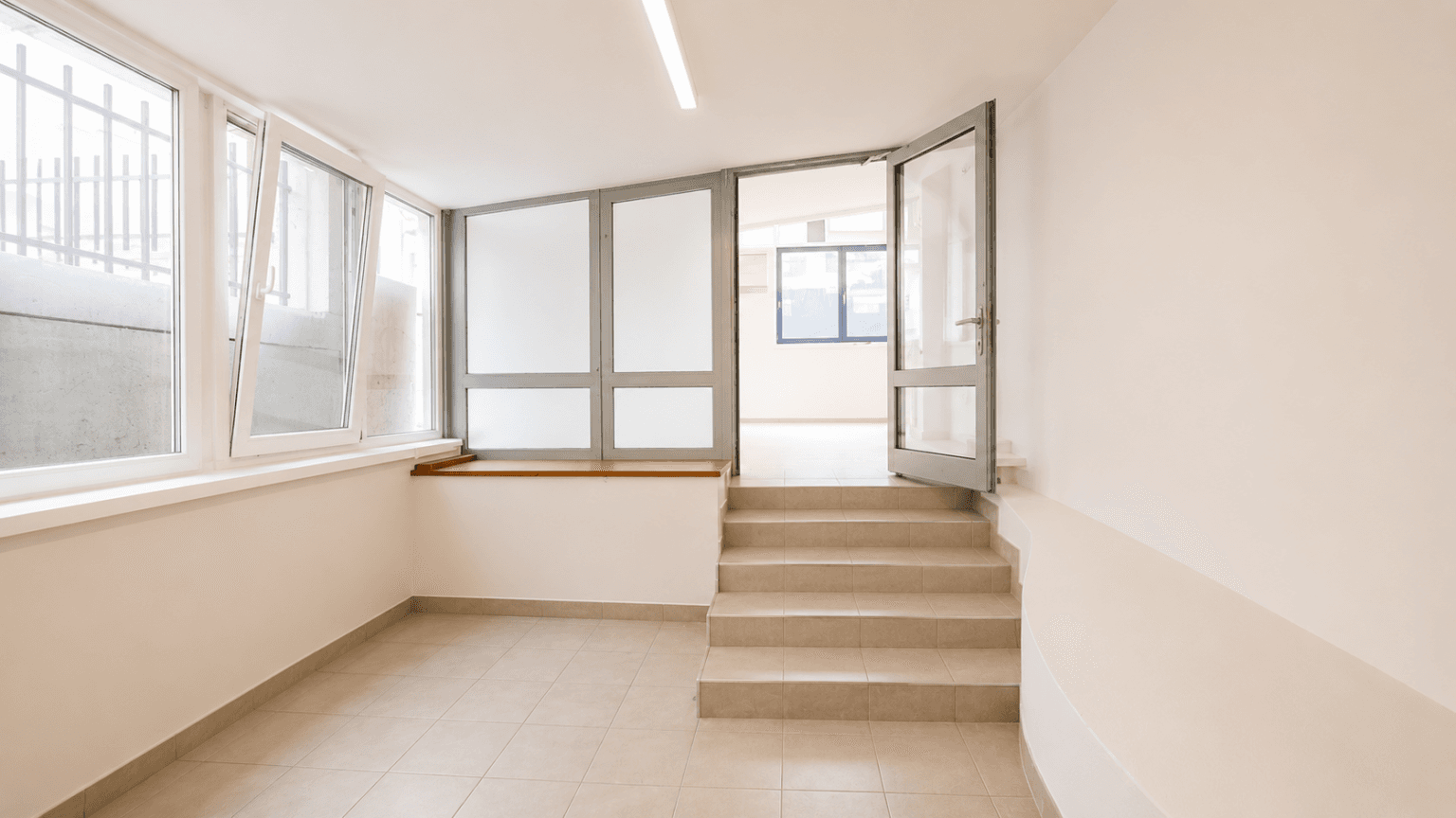 Се издава деловен простор во Центар 290 м² - За Изнајмување - Скопје - Слика 7
