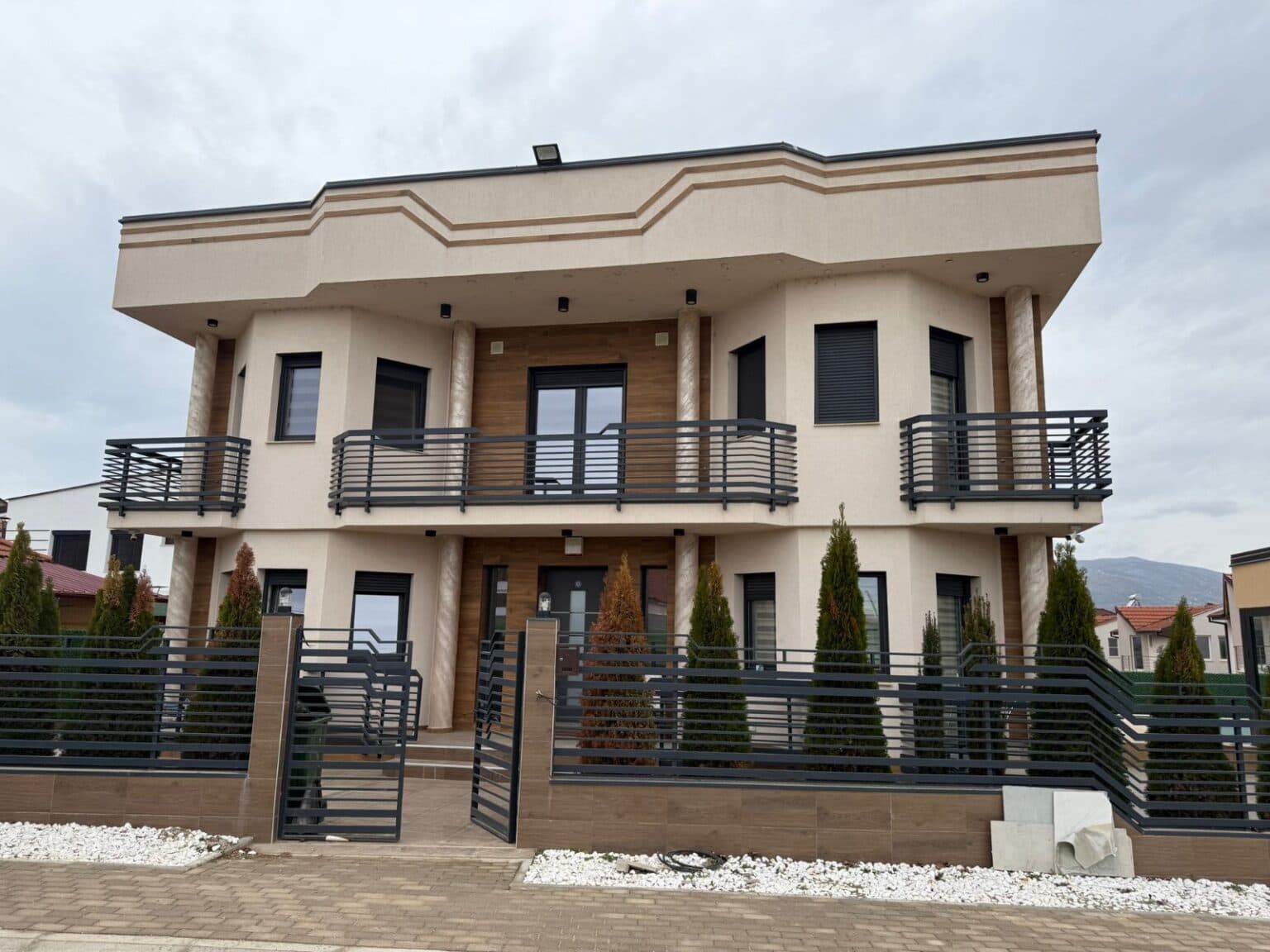 House 260m2 in Ilinden - For Sale - Skopje - Image 28