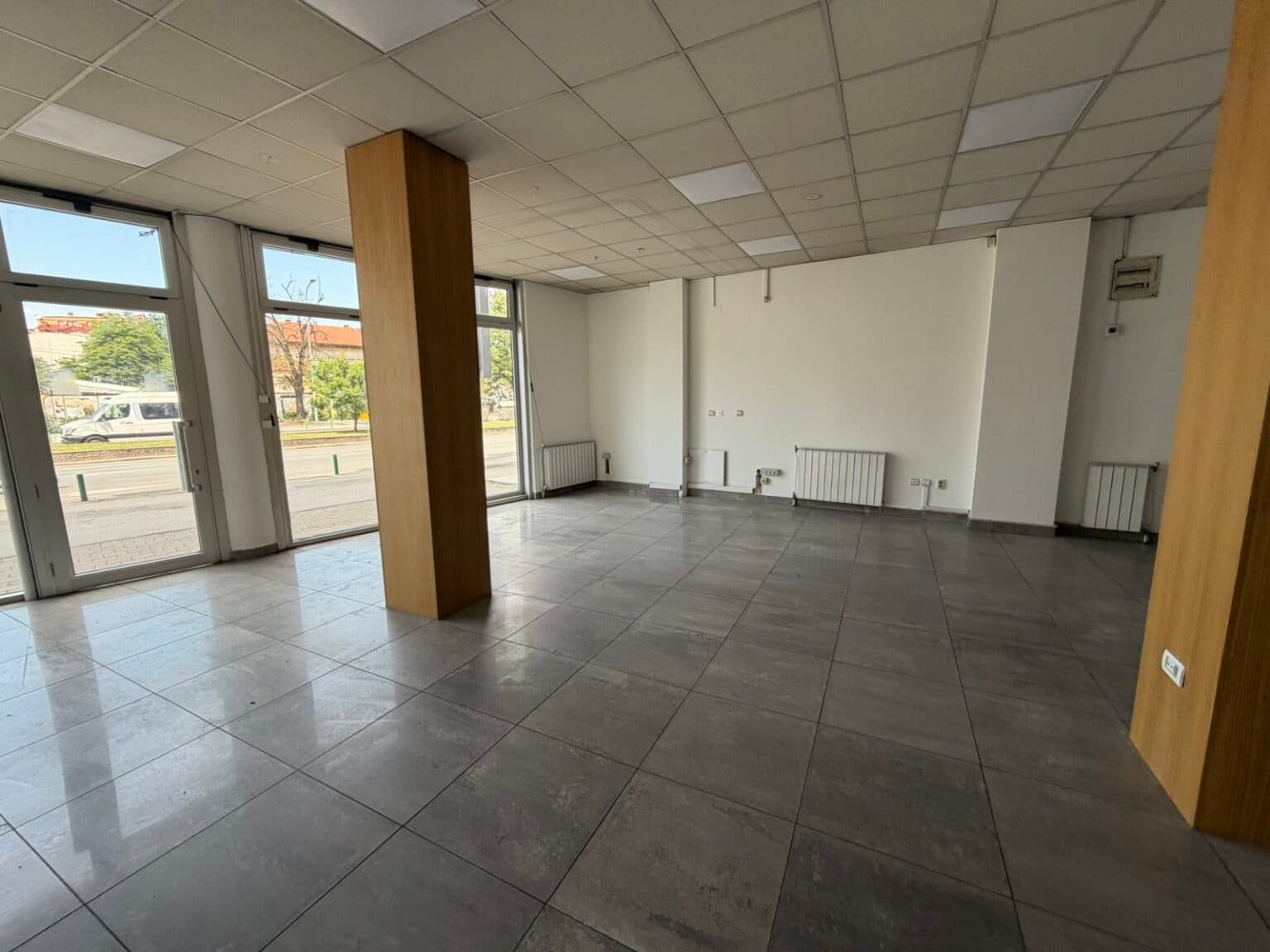Се издава деловен простор на одлична локација во Центар - 3