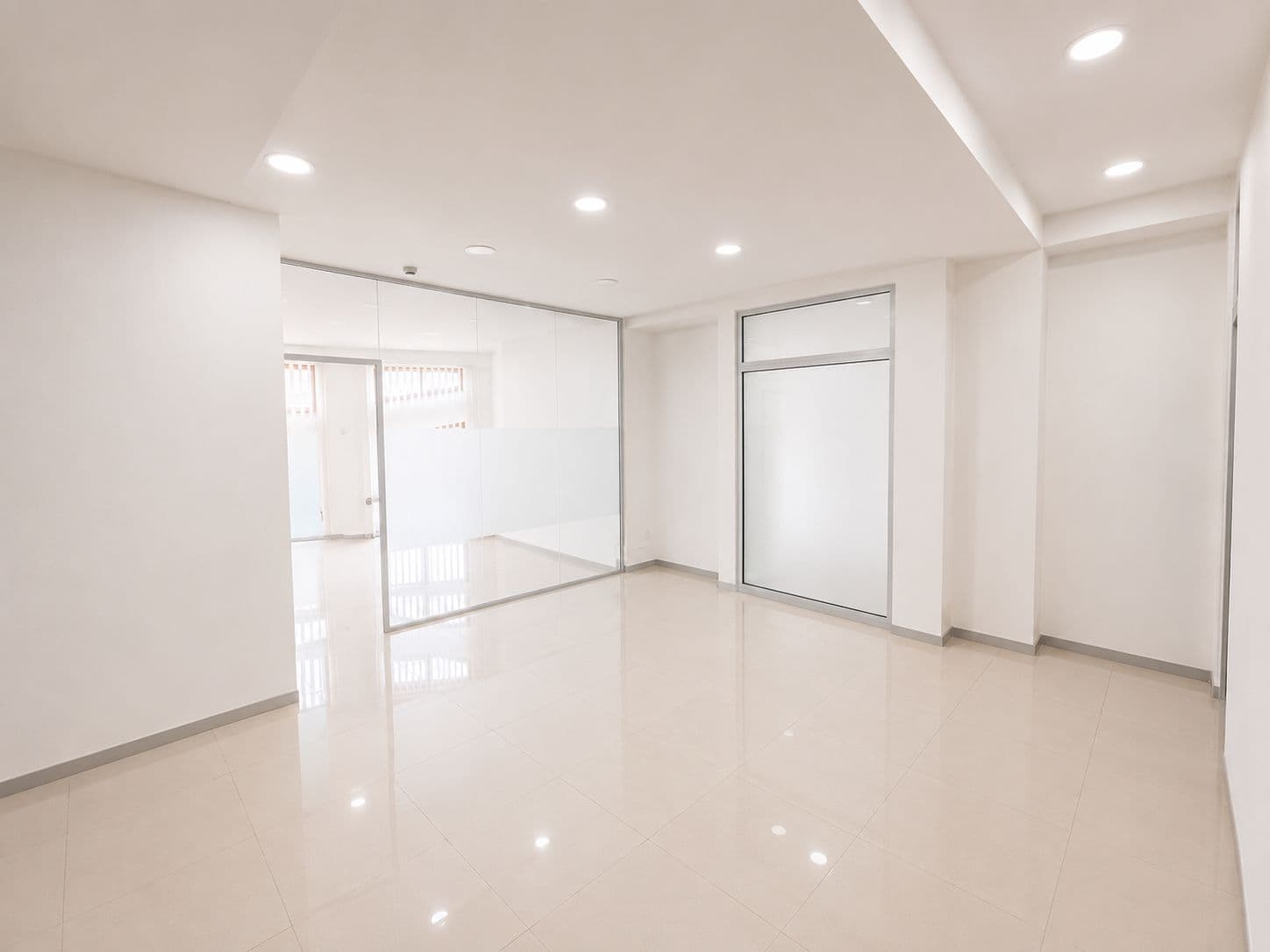Office Space for Sale – 263 m² in a Business Building in the Center of Skopje - For Sale - Centar - Image 5