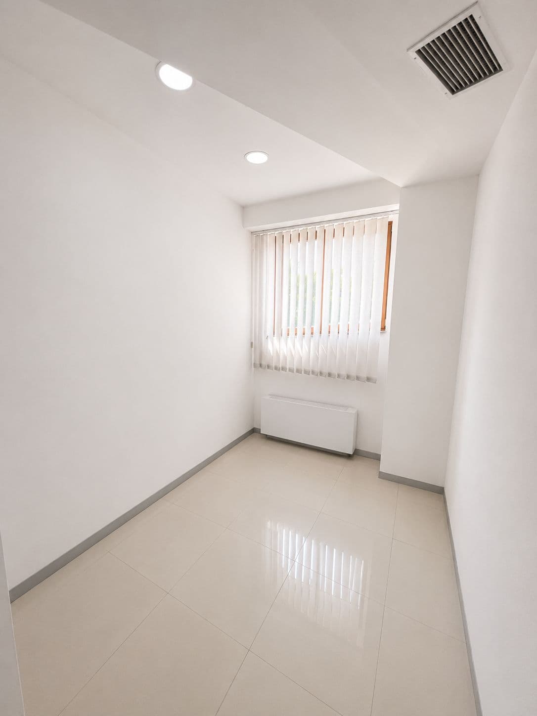 Office Space for Sale – 263 m² in a Business Building in the Center of Skopje - For Sale - Centar - Image 8