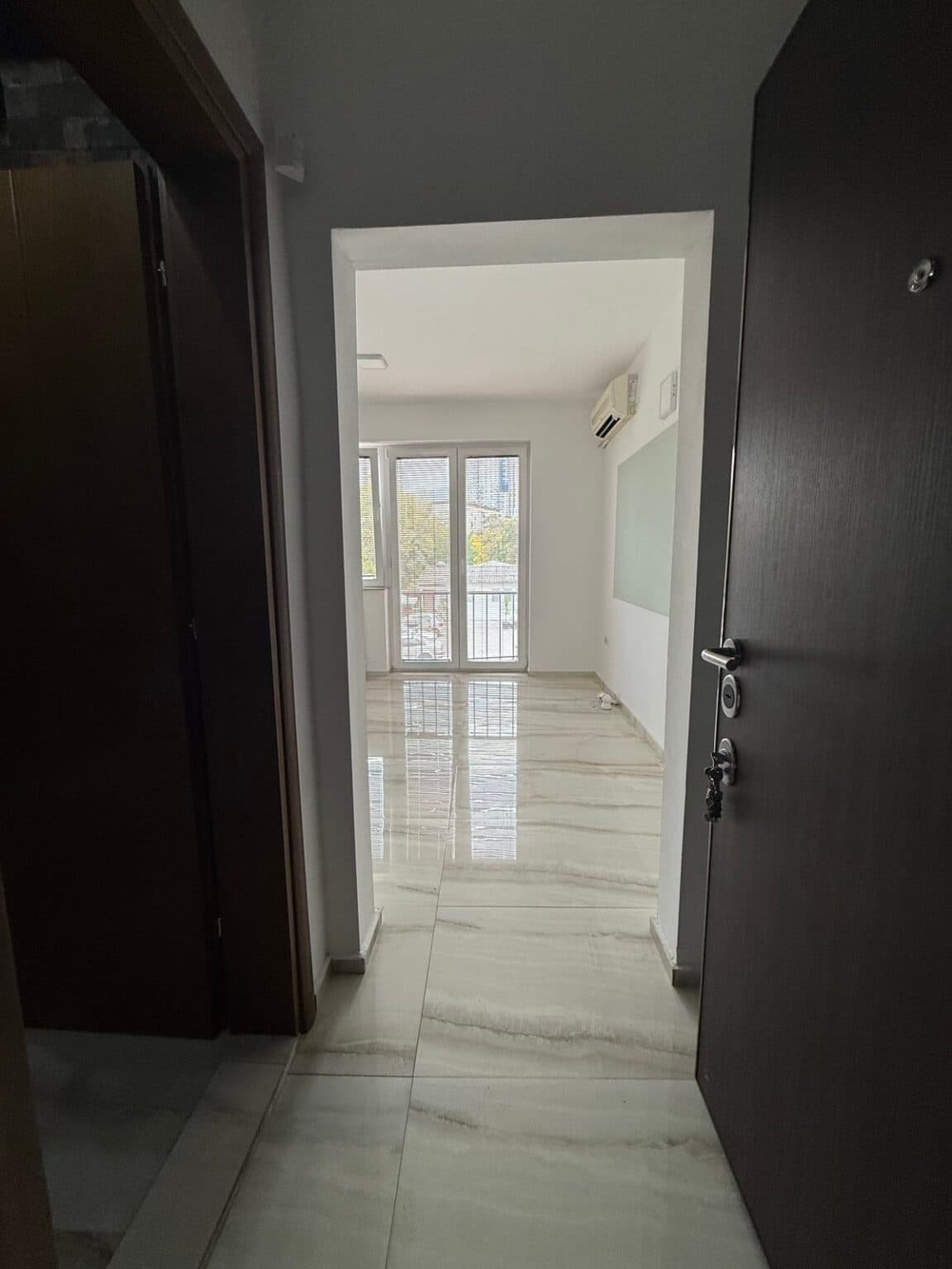 Се издава деловен простор од 106 м² во Центар - 3