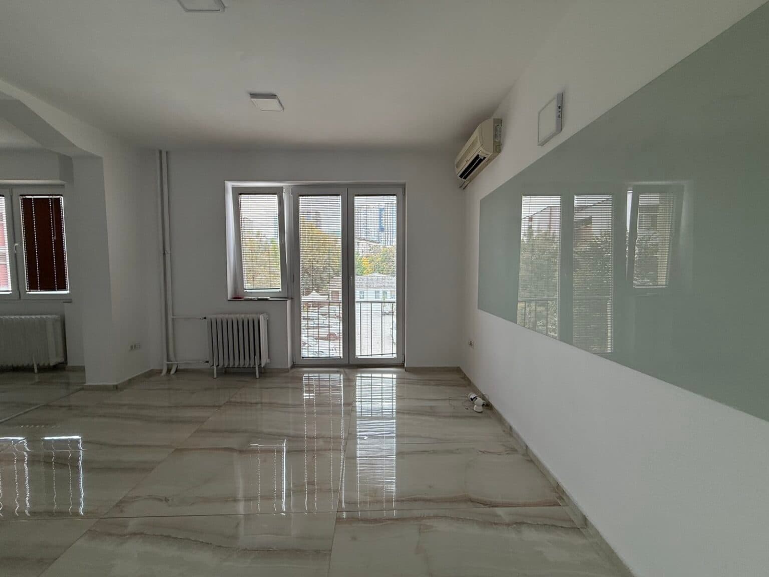 Се издава деловен простор од 106 м² во Центар - 2
