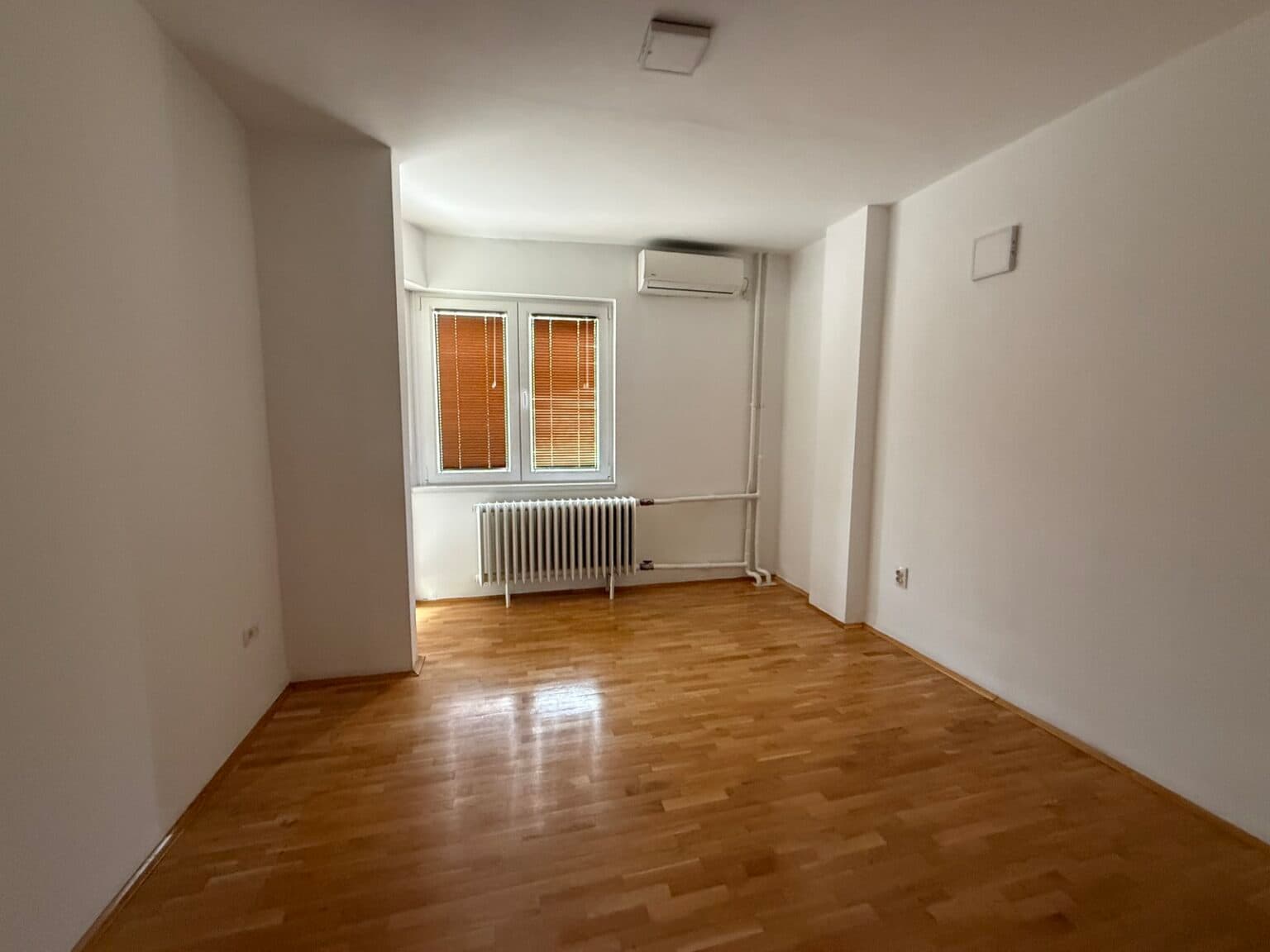 Се издава деловен простор од 106 м² во Центар - За Изнајмување - Центар - Слика 8