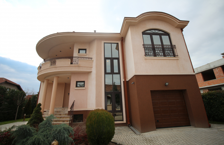 house with a pool in Skopje